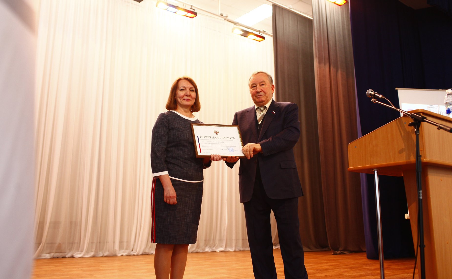 Александр Карлин во время рабочей поездки в Бийск вручил награды Совета Федерации жителям города, внесшим большой вклад в его развитие