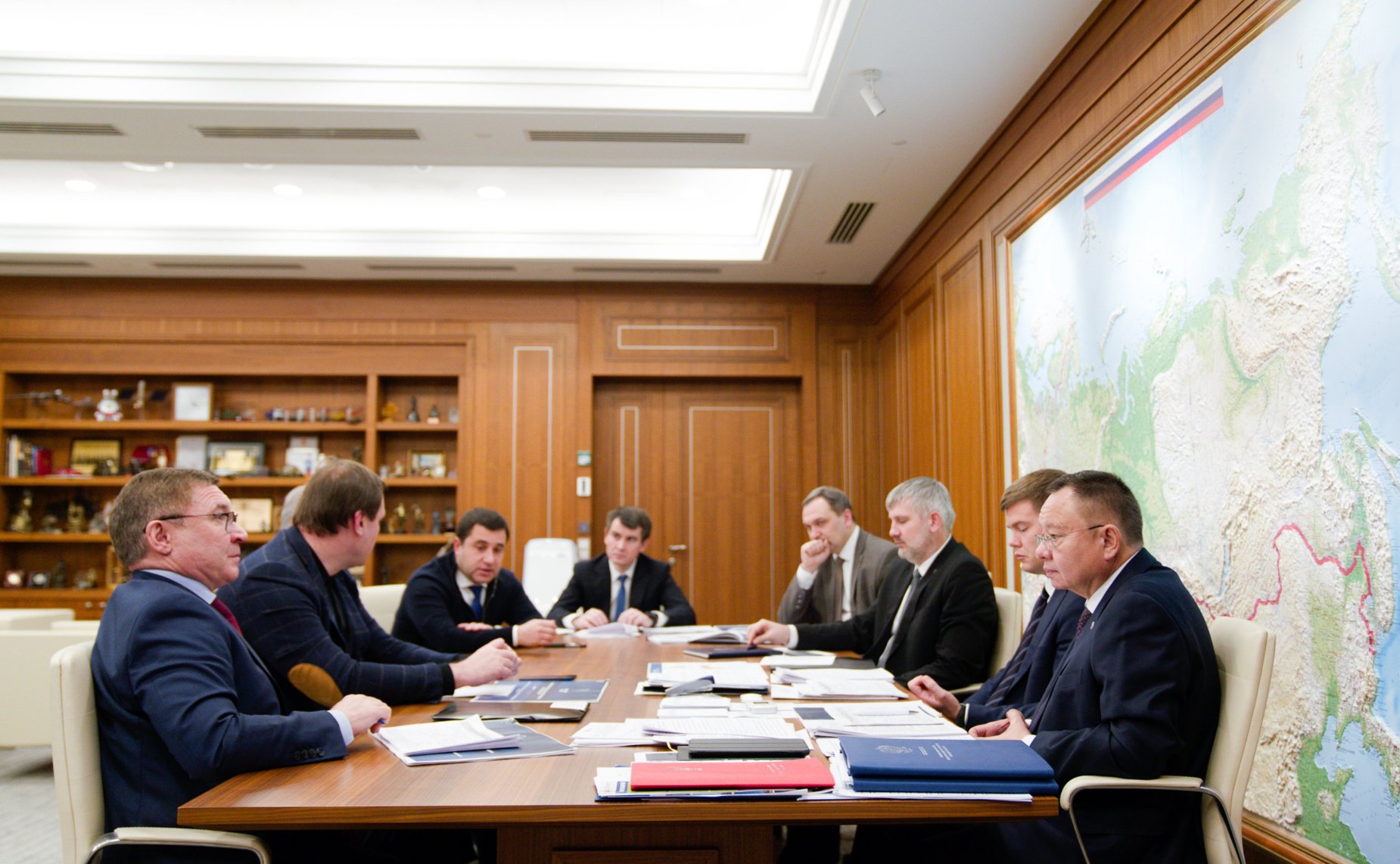 Владимир Якушев провел рабочую встречу с Министром строительства и жилищно-коммунального хозяйства РФ Иреком Файзуллиным и председателем Комитета ГД по строительству и ЖКХ Сергеем Пахомовым