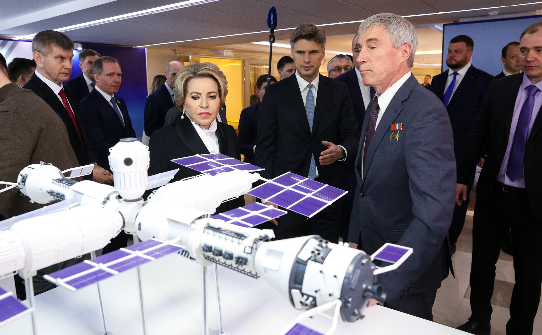 В Совете Федерации состоялось открытие выставки Госкорпорации «Роскосмос»