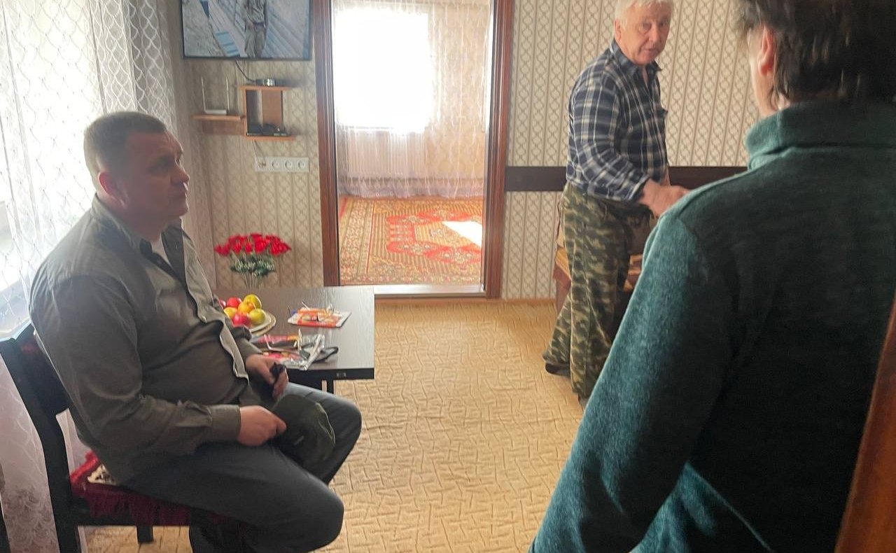 Игорь Кастюкевич посетил пожилых супругов Капраловых, дом которых пострадал в результате обстрела со стороны ВСУ прошлым летом