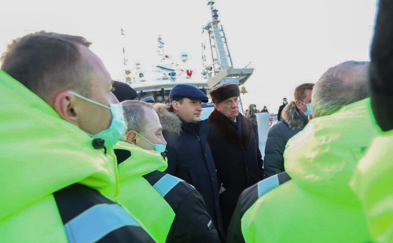 Сергей Митин принял участие в церемонии подъёма государственного флага России перед выходом на промысловые испытания крупнотоннажного траулера-процессора «Баренцево Море»