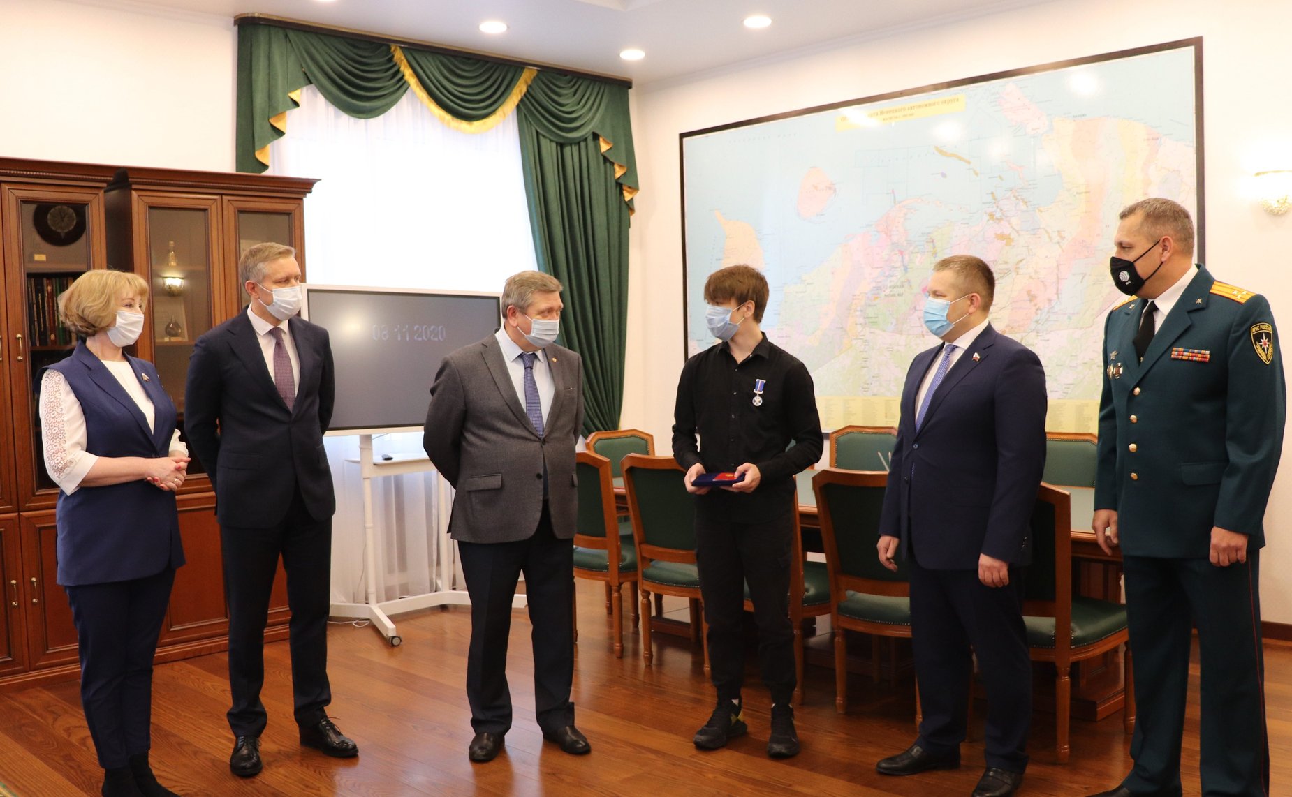 В Нарьян-Маре подростку, спасшему ребенка, вручили памятную медаль Совета Федерации «За проявленное мужество»