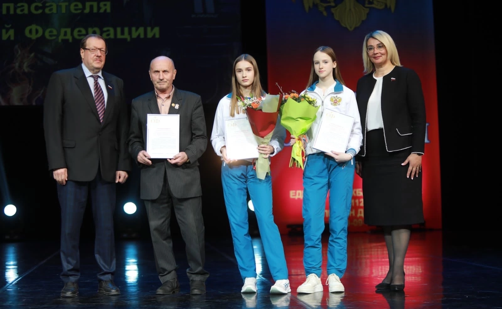 Наталия Косихина и Александр Русаков в торжественной обстановке вручили юным героям из города Углича