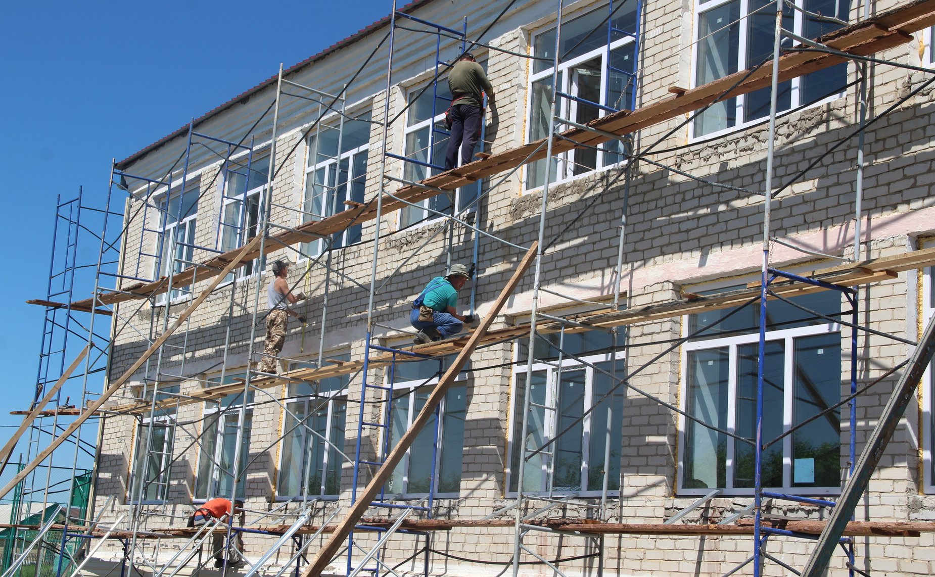 Баир Жамсуев в ходе рабочей поездки в Забайкальский край проинспектировал ход ремонтных работ на объектах образования сел Будулан и Судунтуй Агинского Бурятского округа Забайкальского края