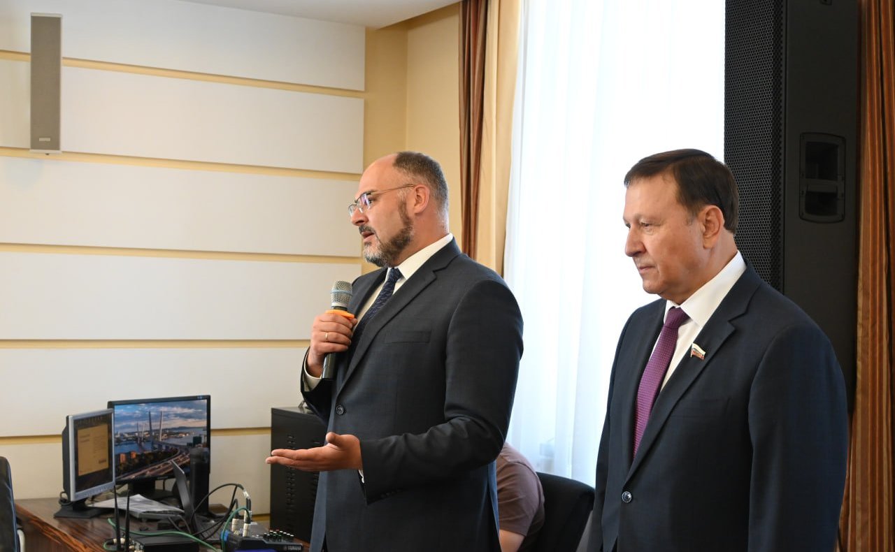 Александр Ролик совместно с главой Владивостока Константином Шестаковым провел встречу с проживающими в столице Приморья ветеранами — участниками боев с милитаристской Японией в августе-сентябре 1945 года