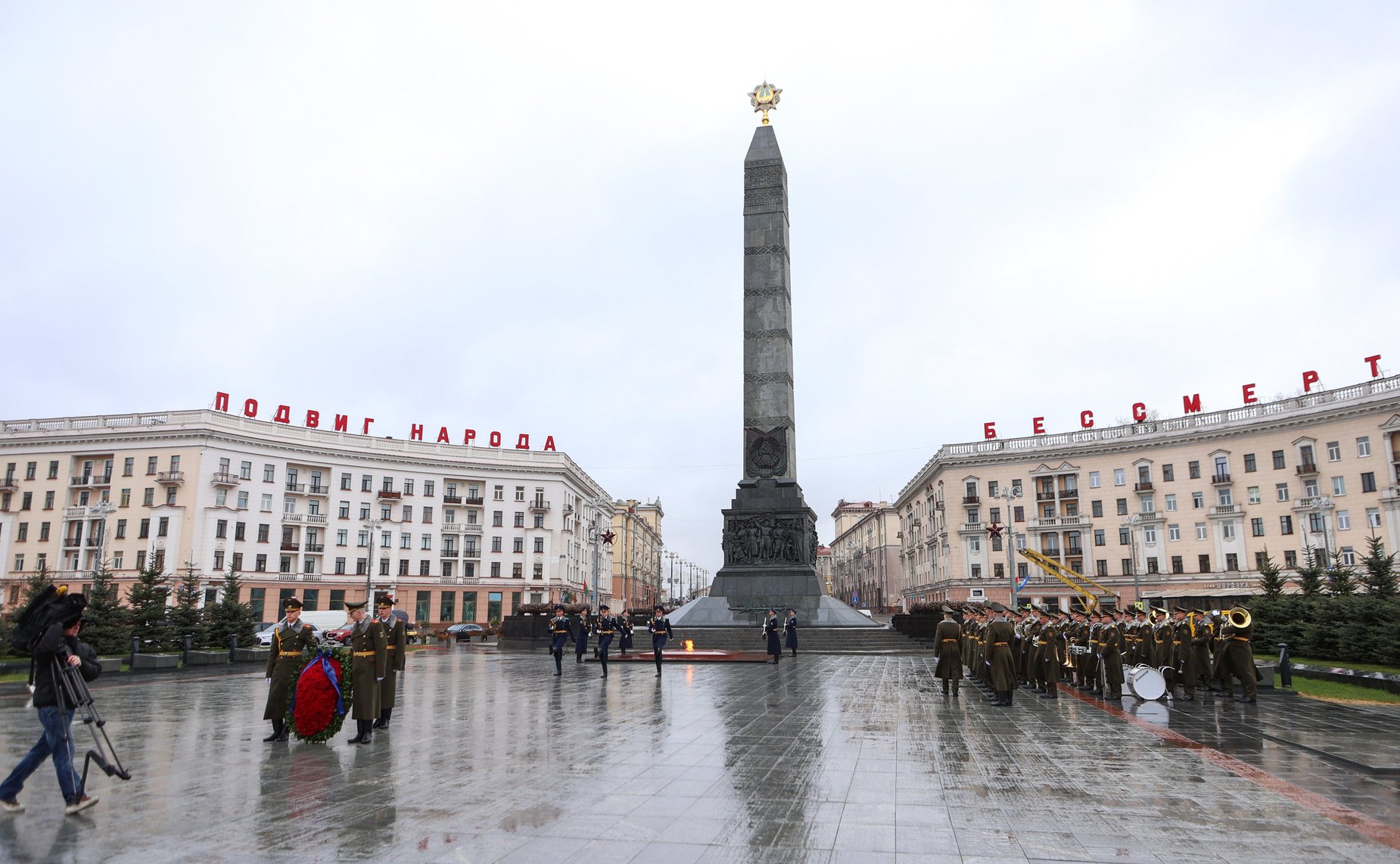 Заместитель Председателя Совета Федерации Инна Святенко приняла участие в Торжественном возложении цветов и венков к Монументу Победы