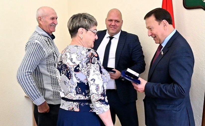 Александр Ролик вручил приморским семьям почетный знак «Семейная доблесть»