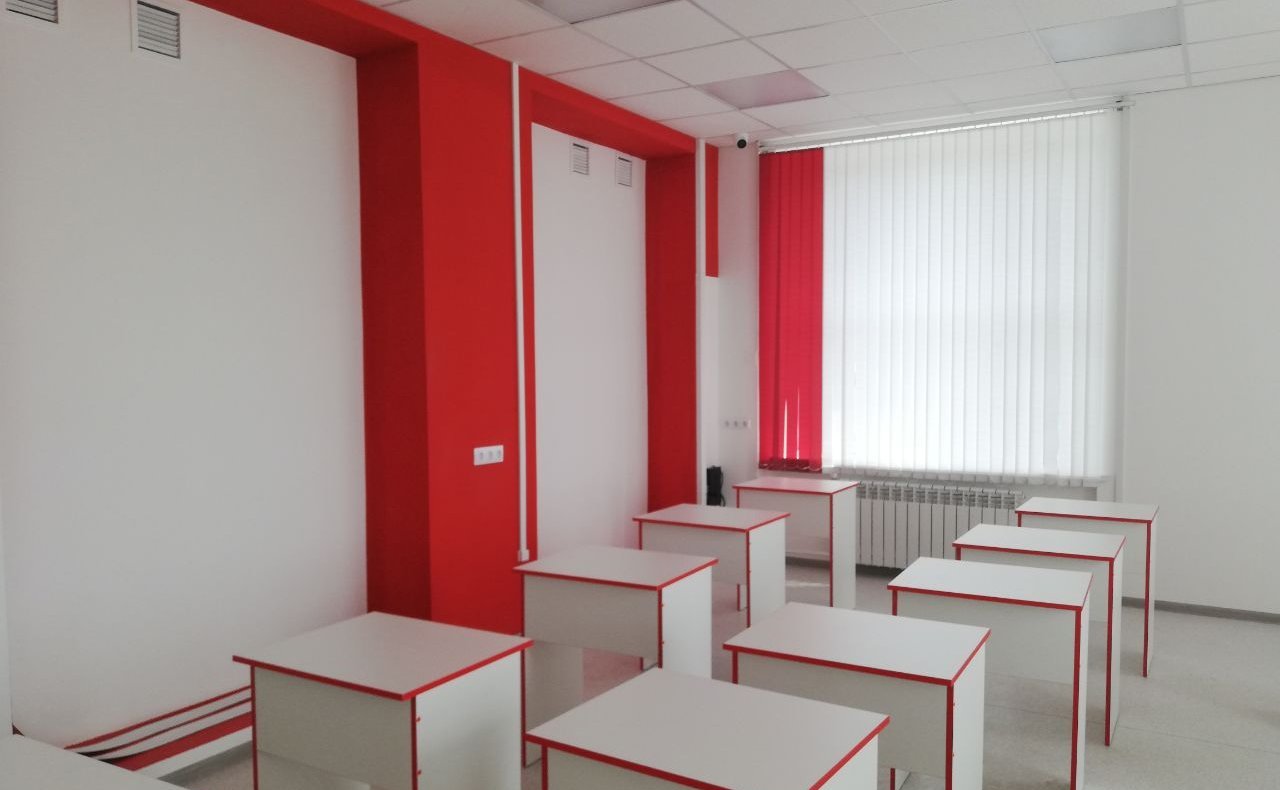 Татьяна Гигель в ходе рабочей командировки по региону познакомилась с ходом капитального ремонта в Кызыл-Озекской общеобразовательной школе Майминского района