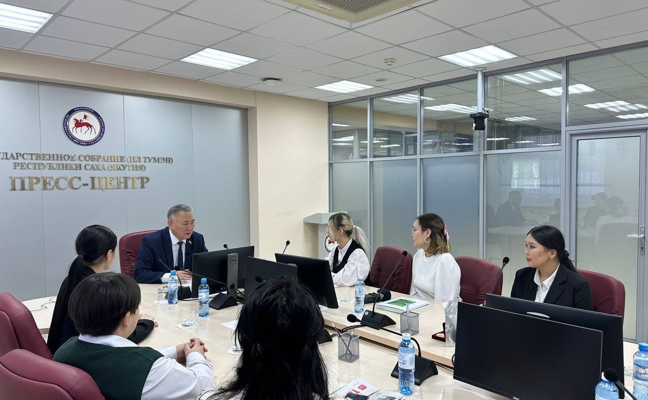 Сахамин Афанасьев в ходе поездки в регион встретился с юными корреспондентами Детского издательства «Кэскил» им. Н.Е. Мординова-Амма Аччыгыйа