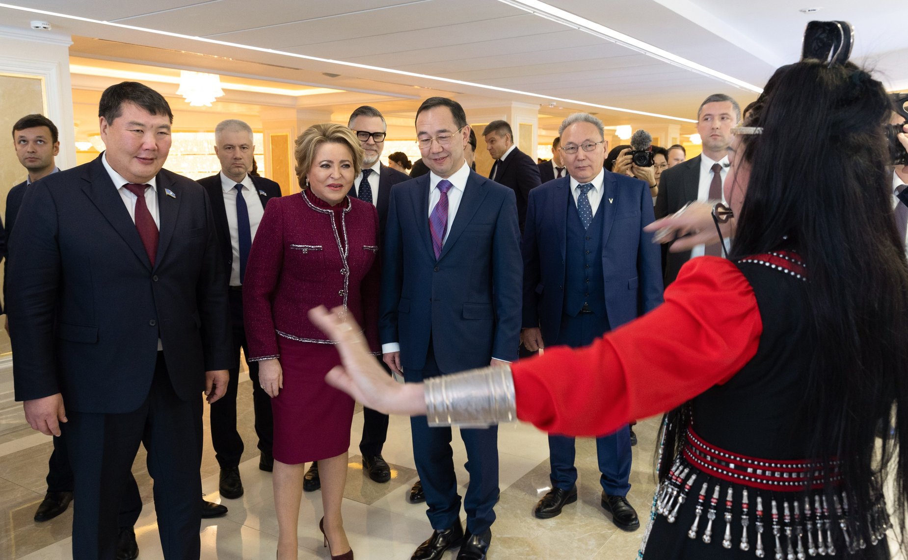 Валентина Матвиенко и Айсен Николаев осмотрели выставку, посвященную столетию Республики Саха (Якутия)