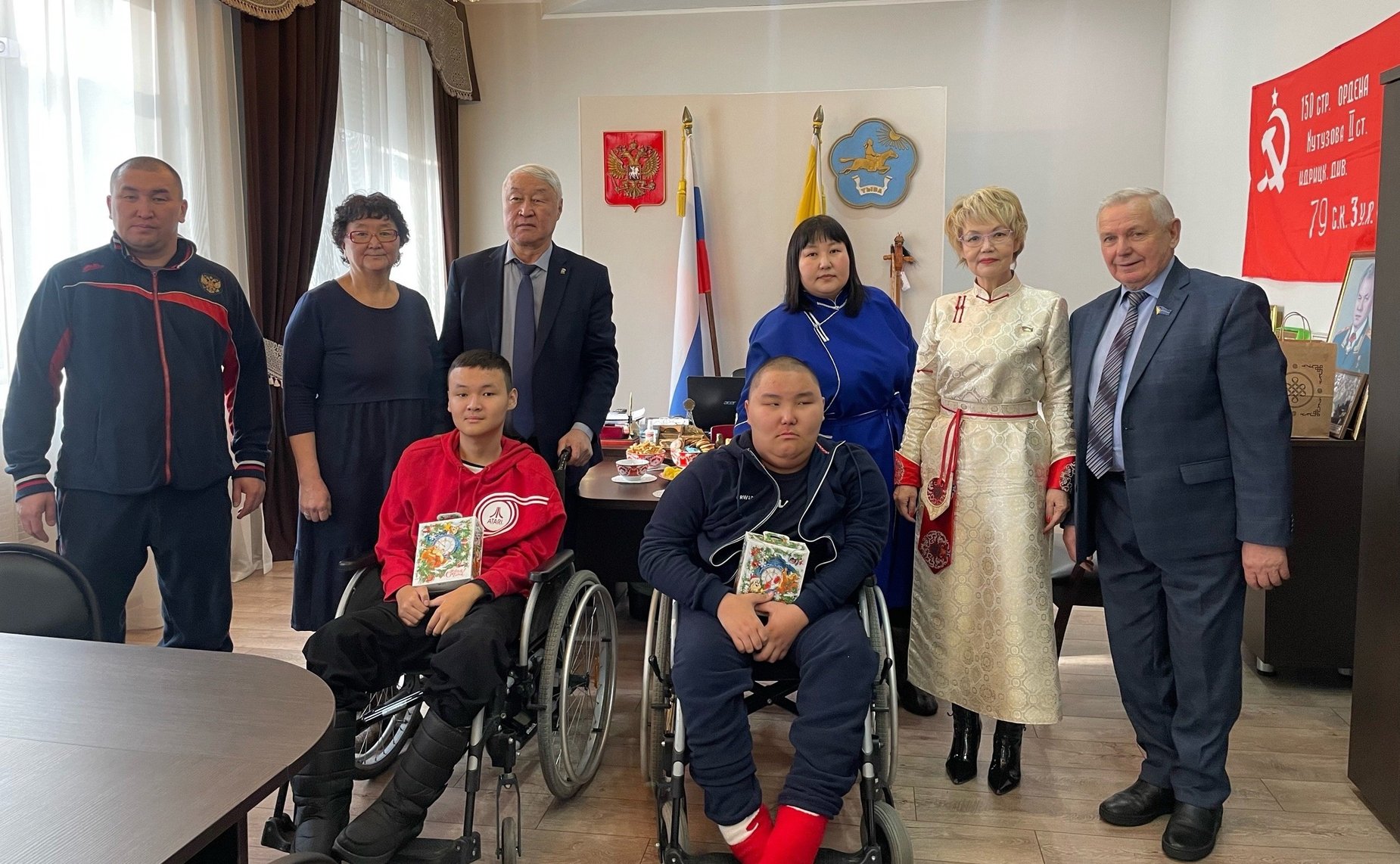 Дина Оюн в преддверии народного праздника Шагаа — Нового года по восточному календарю — встретилась с Уян-Маадыром Монгушем из тувинского села Суг-Бажы, который загадал на сайте благотворительной акции «Ёлка желаний» встречу с сенатором