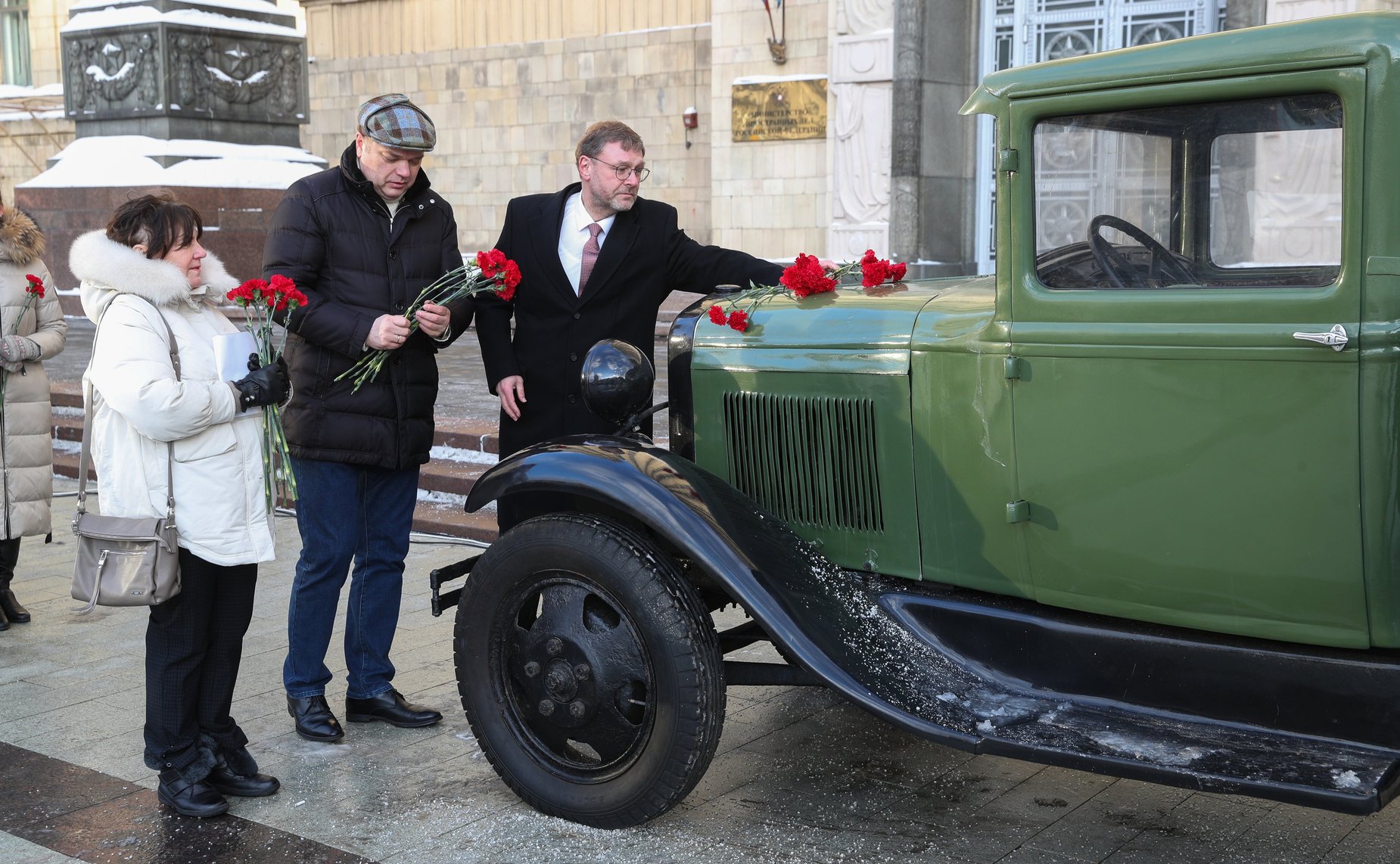 Сенаторы приняли участие в церемонии возложения цветов к «Полуторке» (ГАЗ АА)
