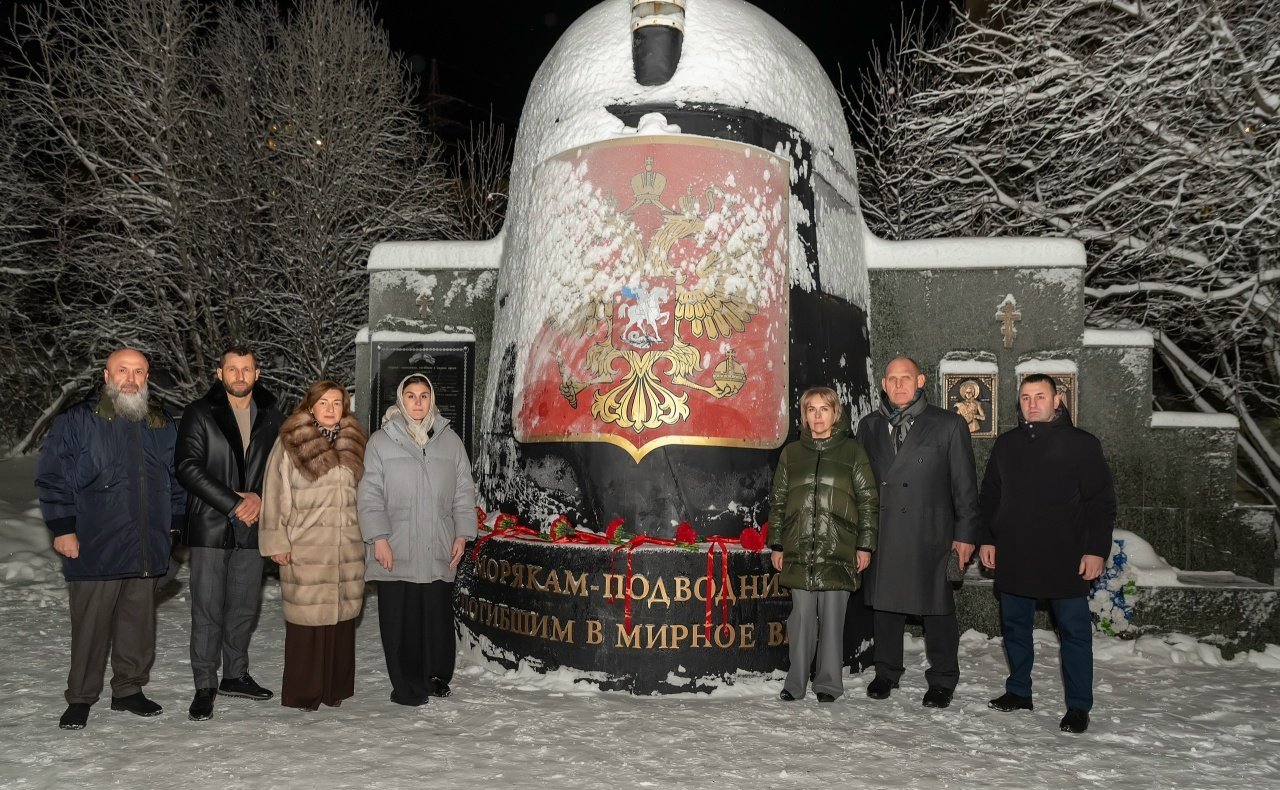 Лариса Круглова и Александр Карелин приняли участие в траурном митинге в Мурманске, посвящённом гибели подводного крейсера «Курск»