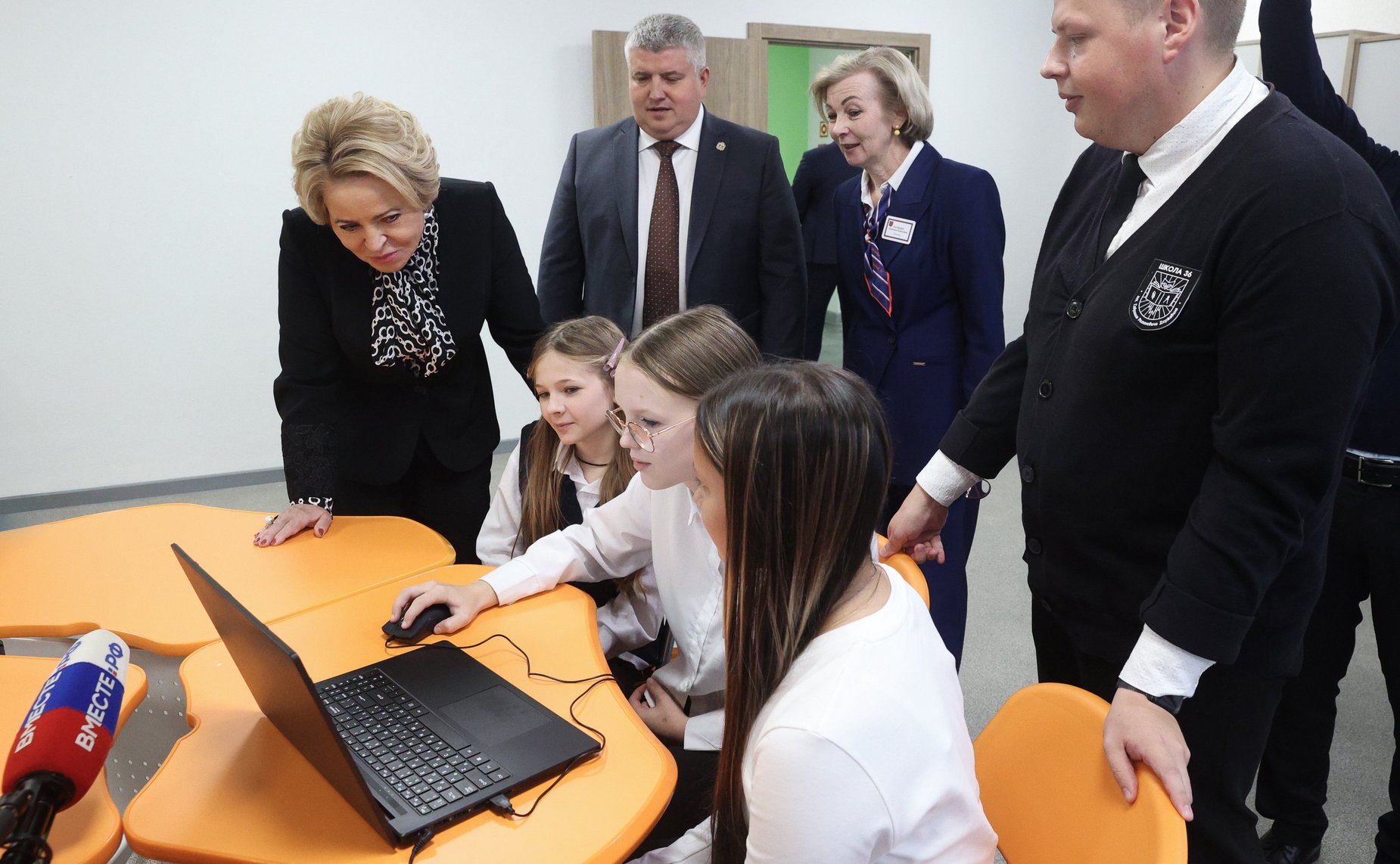 В рамках работы Х Парламентского форума «Историко-культурное наследие России» в Великом Новгороде Валентина Матвиенко посетила детскую общеобразовательную школу имени Г.Р. Державина и Дом музыки имени С.В. Рахманинова