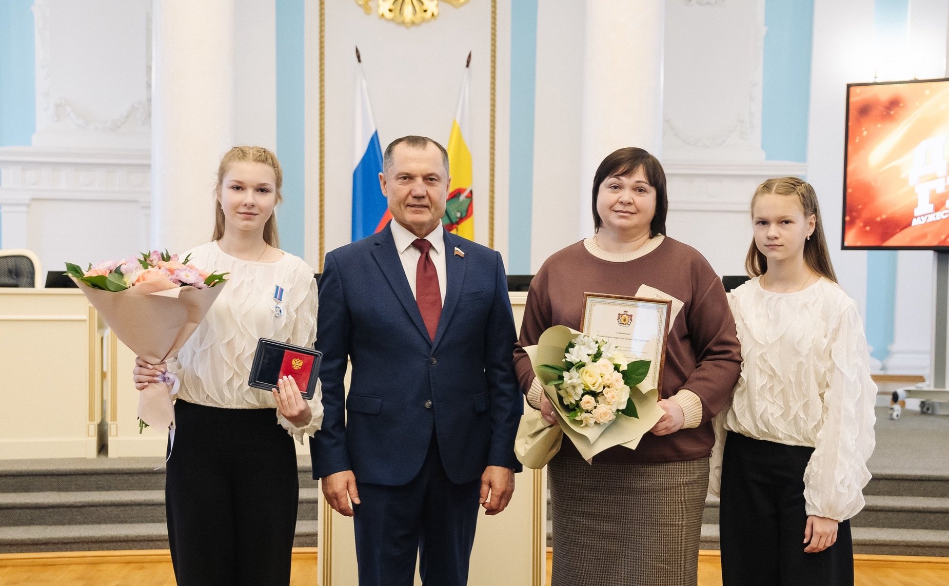 Игорь Мурог вручил медаль Совета Федерации «За проявленное мужество» юной рязанке Варваре Матюшкиной