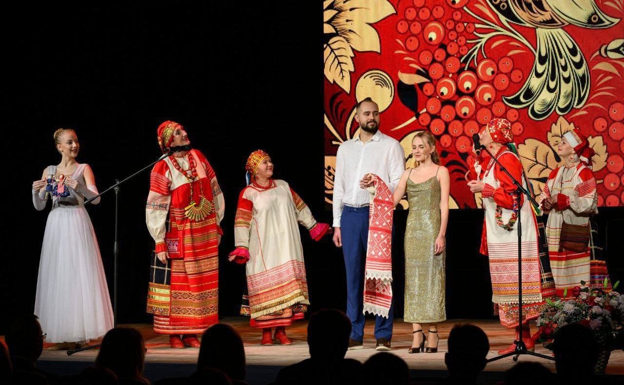 Александр Савин принял участие в прошедшей в Калуге торжественной церемонии, посвященной открытию Года семьи