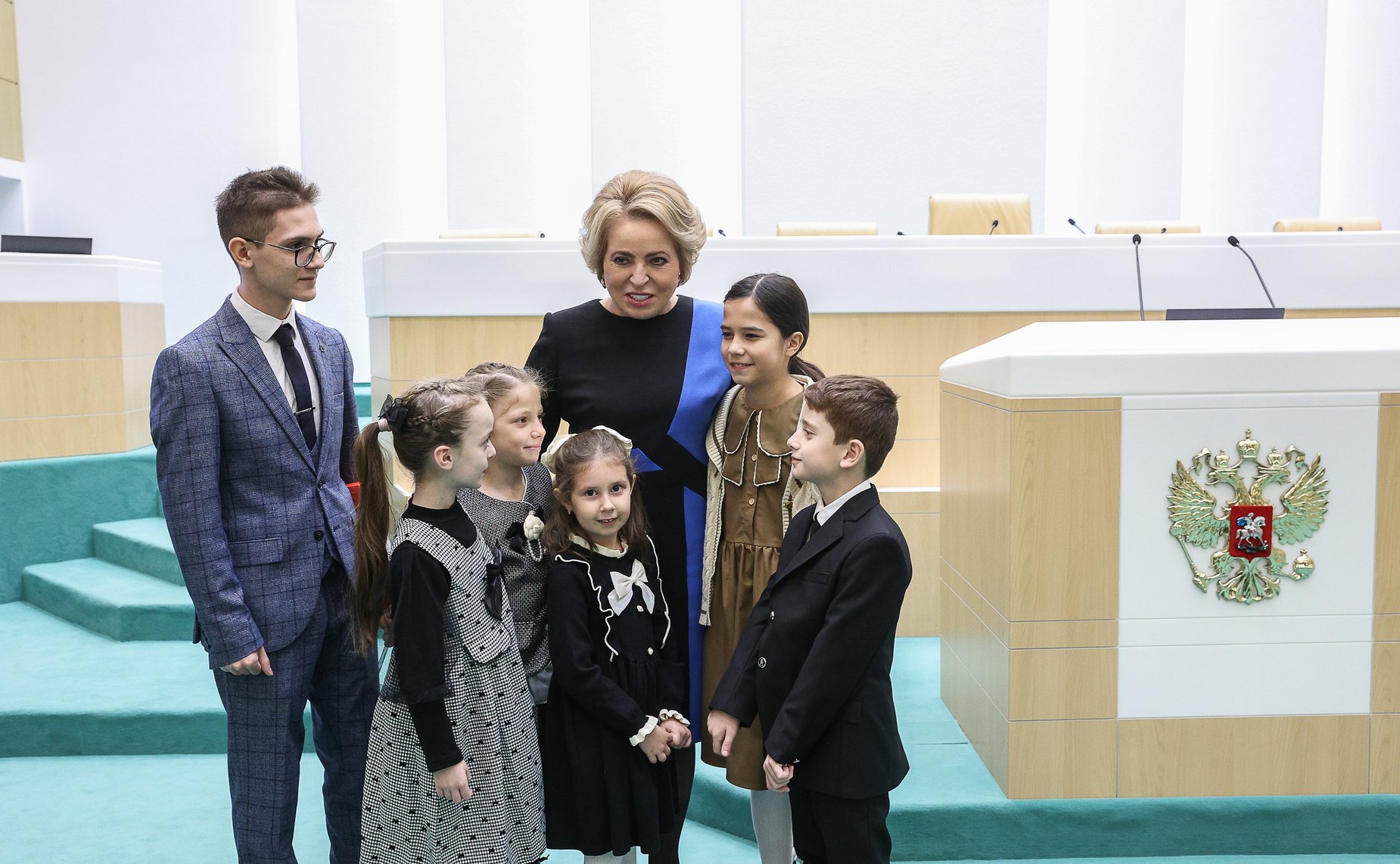 Валентина Матвиенко встретилась с детьми-участниками выставки художественных промыслов, прошедшей в рамках IX Парламентского форума «Историко-культурное наследие России»