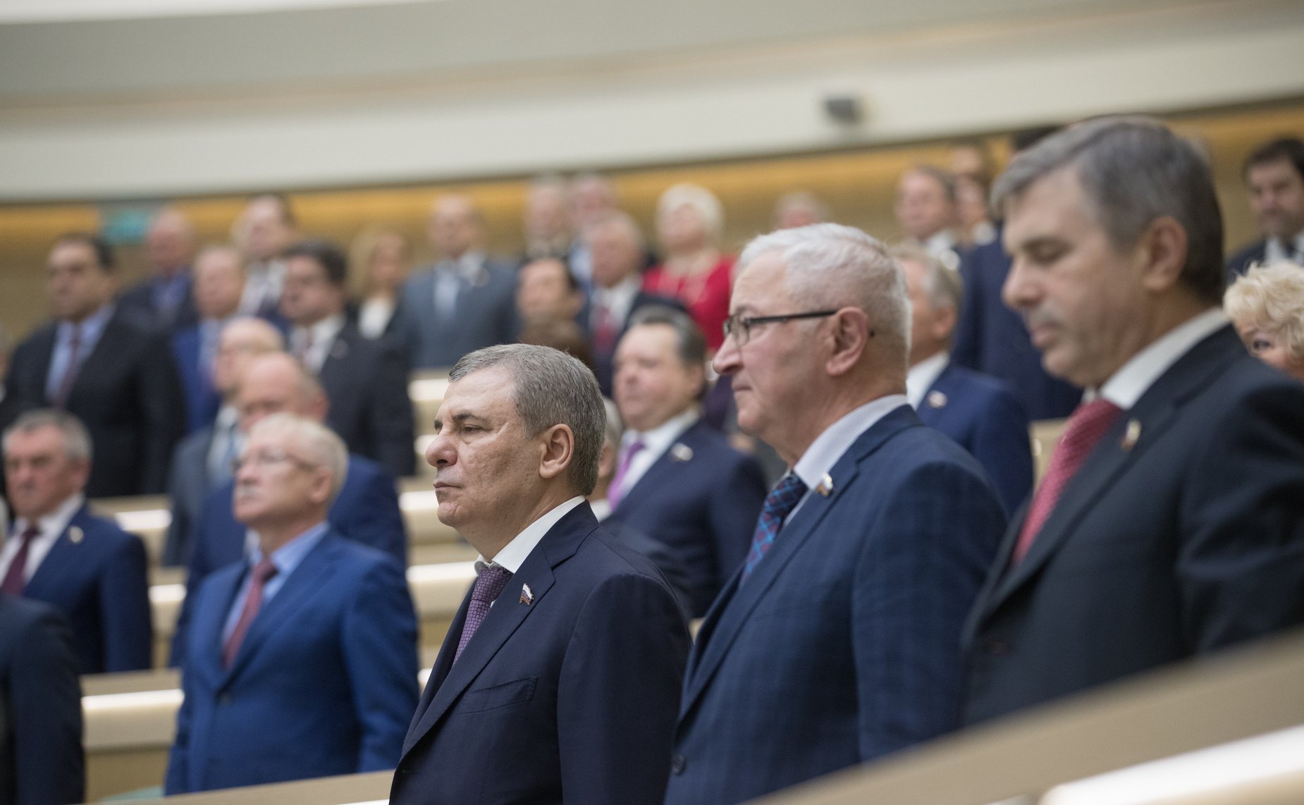 Сенаторы исполняют гимн России перед началом 425-го заседания Совета Федерации