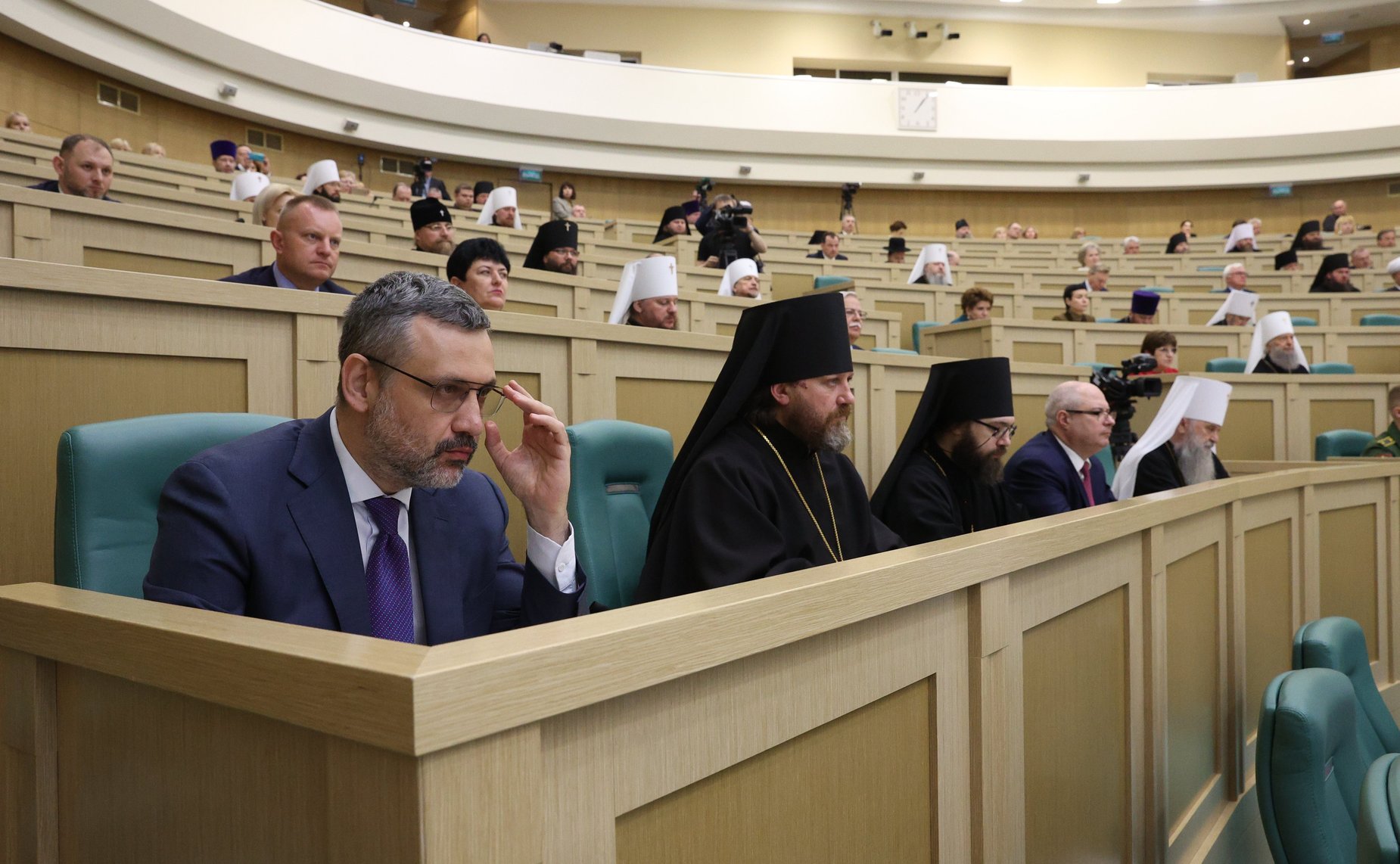 Пленарное заседание Х Парламентских встреч в рамках ХХХ Международных образовательных чтений «К 350-летию со дня рождения Петра I: секулярный мир и религиозность»