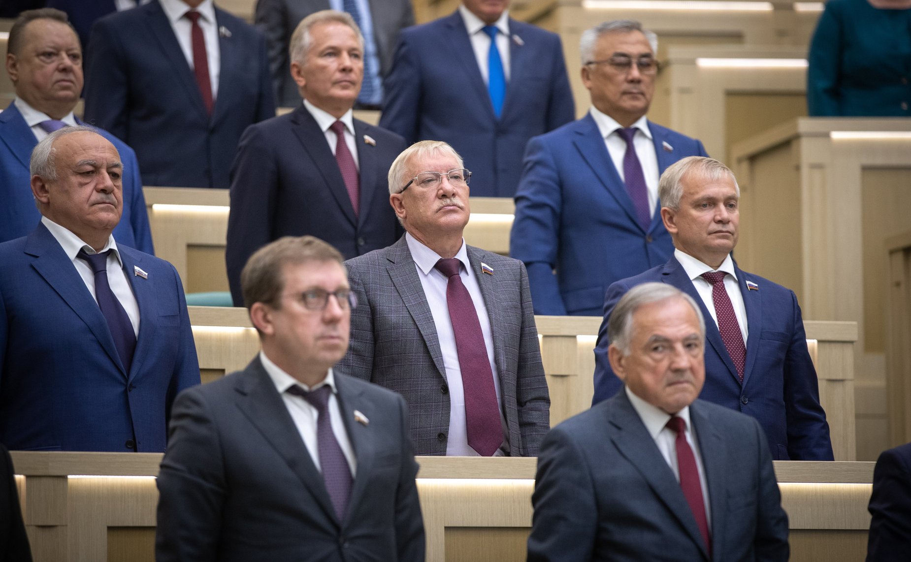 Сенаторы слушают гимн России перед началом 462-го заседания Совета Федерации