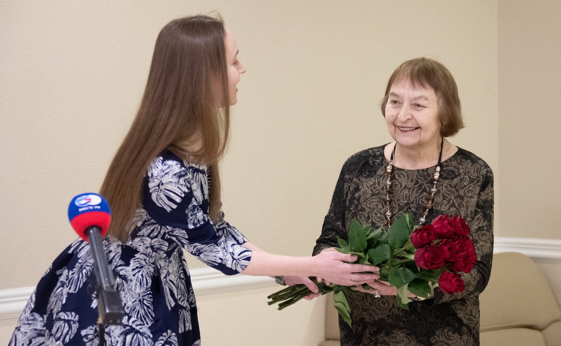Выставка гобеленов Н. Озерной в Совете Федерации