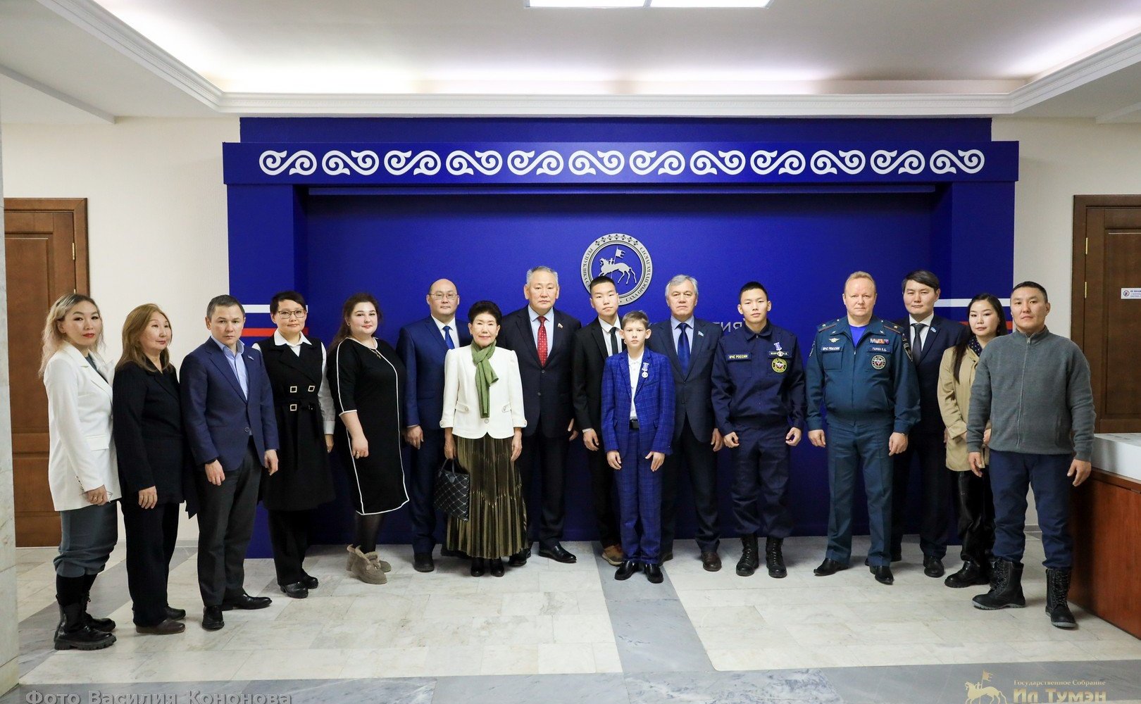 Сахамин Афанасьев вручил медали Совета Федерации «За проявленное мужество» трем юным якутянам