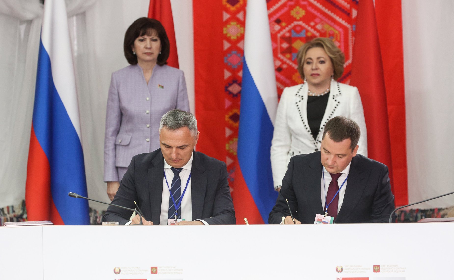 Подписание документов о сотрудничестве между исполнительными и законодательными органами власти, областными исполнительными комитетами, областными советами депутатов Республики Беларусь, а также организациями двух стран