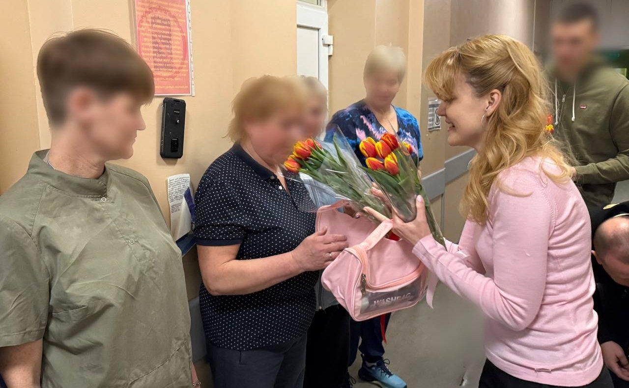 Дарья Лантратова в рамках поездки в регион поздравила с наступающим праздником весны отдельный медицинский батальон в военном госпитале г. Лисичанска