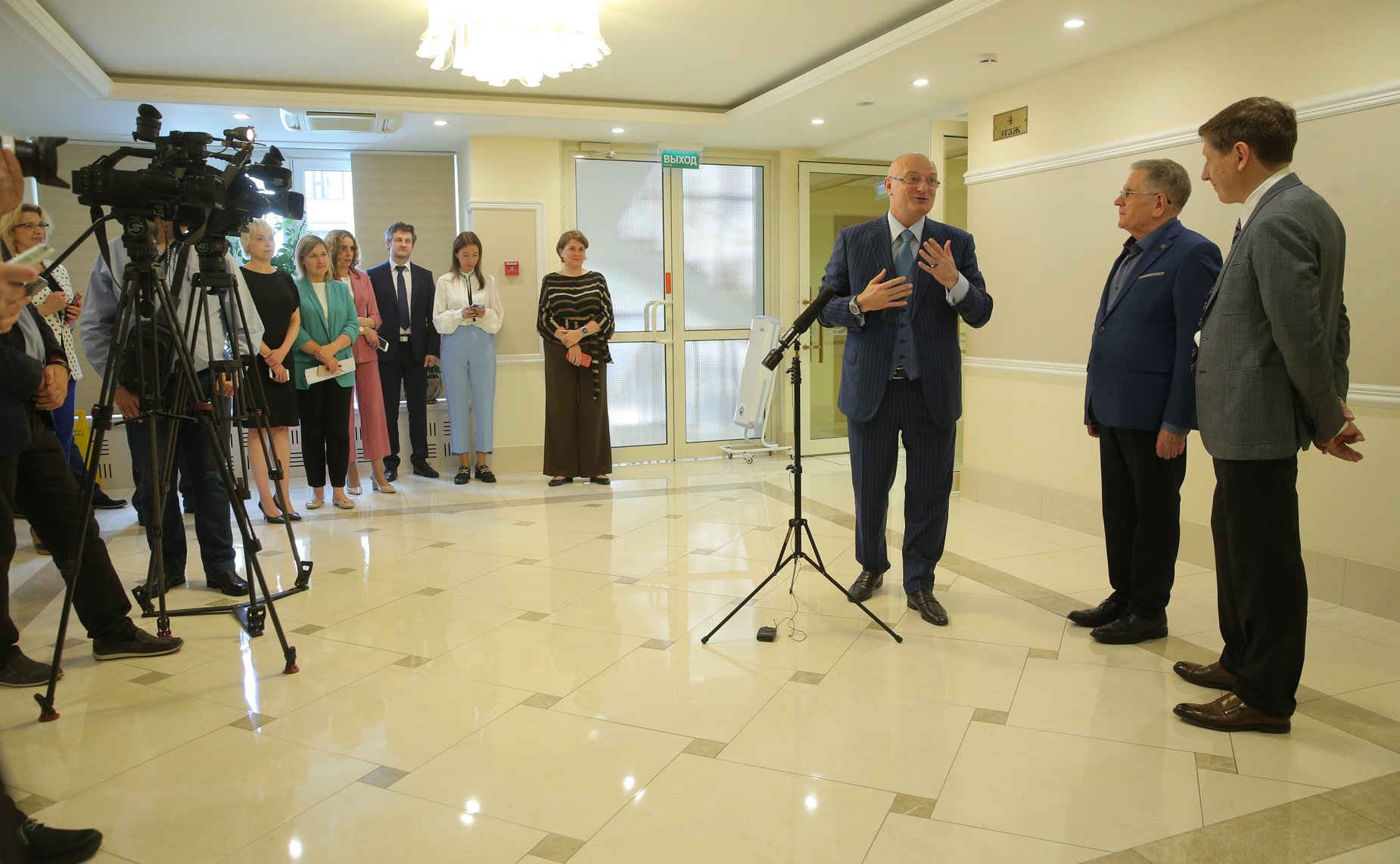 Открытие в СФ фотовыставки фотографа Ю. Инякина «Не очень официальные лица»