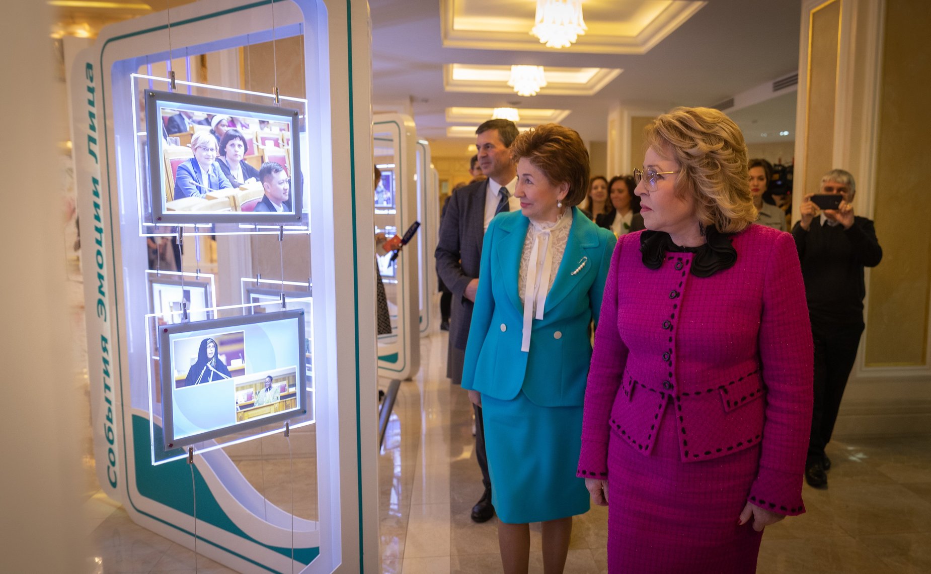 Открытие в Совете Федерации фотовыставки «Второй Евразийский женский форум. События. Эмоции. Лица»