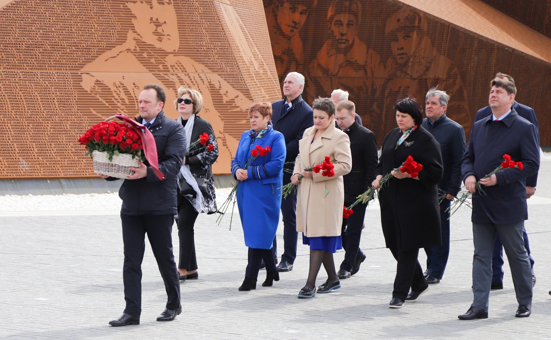 Парламентарии Беларуси и России возложили цветы к монументу Советскому солдату под Ржевом