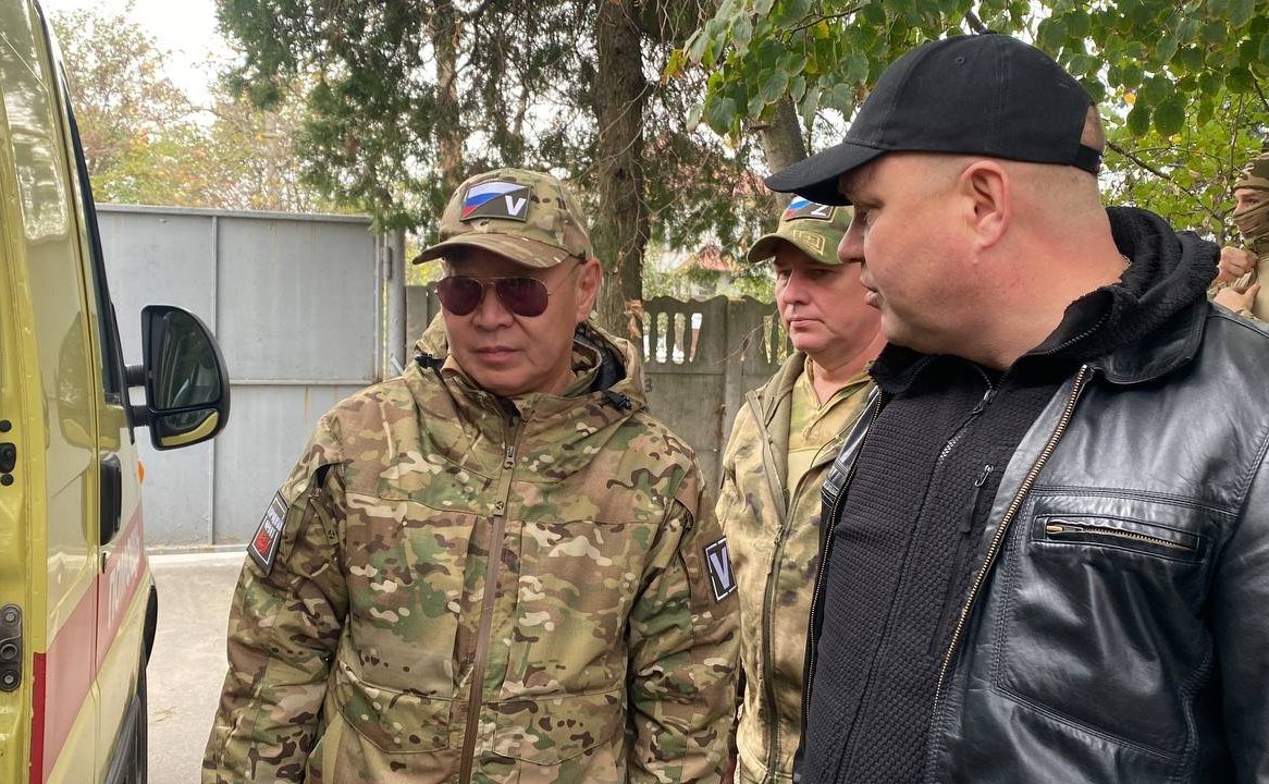 Игорь Кастюкевич встретил автомобиль скорой помощи, который передали жители и организации Архангельска для работы гуманитарной миссии в Херсонской области