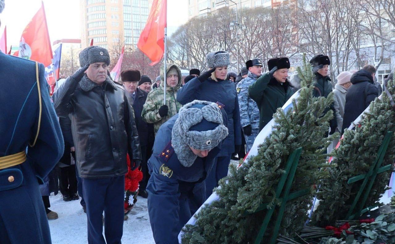 Маргарита Павлова в рамках поездки в регион приняла участие в церемонии возложения цветов и венков к челябинскому мемориалу «Доблестные сыны Отечества», прошедшей в честь Дня памяти о 35-летии вывода советских войск из Афганистана