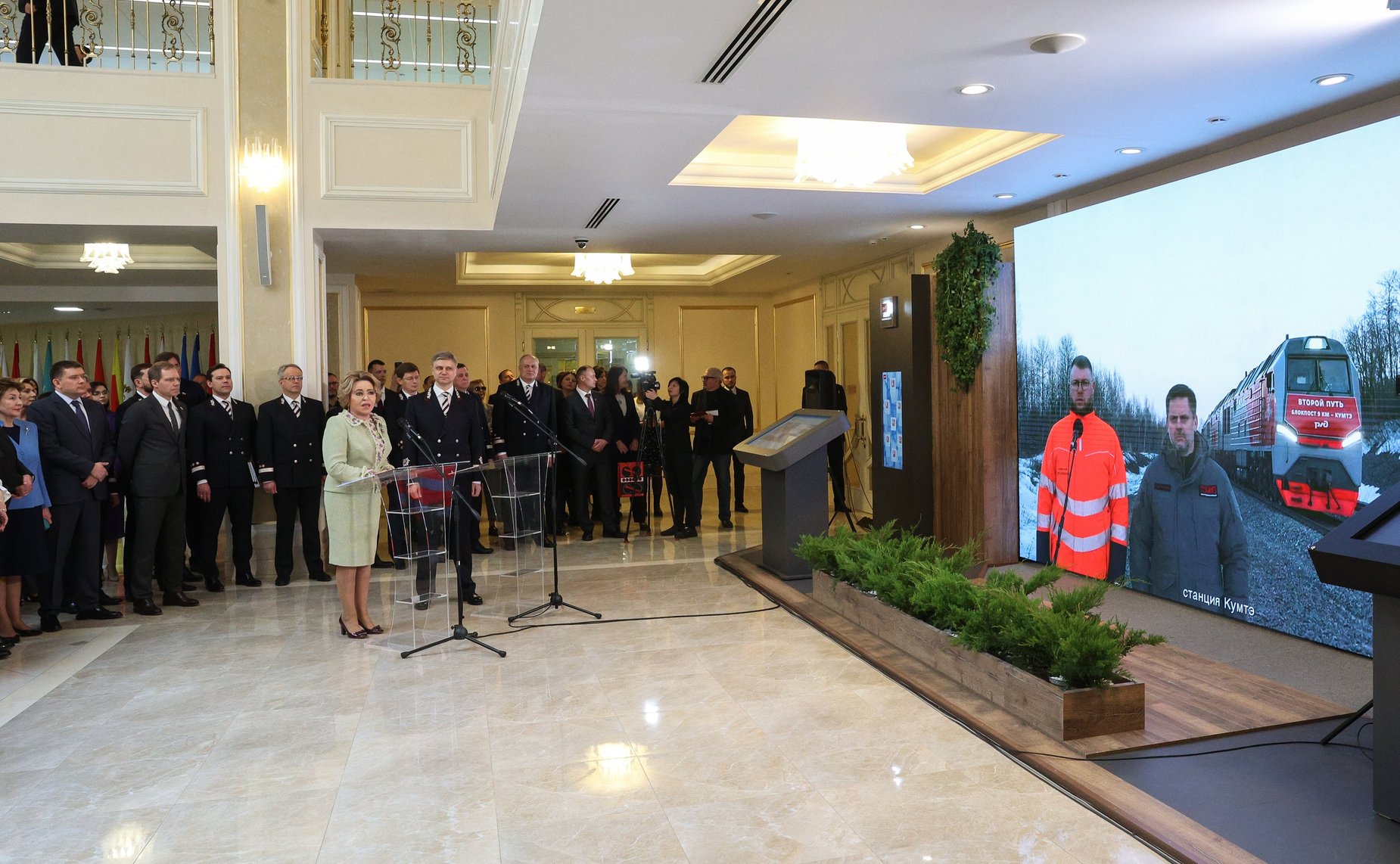 Открытие в Совете Федерации выставочной экспозиции для ознакомления с 20-летней историей ОАО «Российские железные дороги»