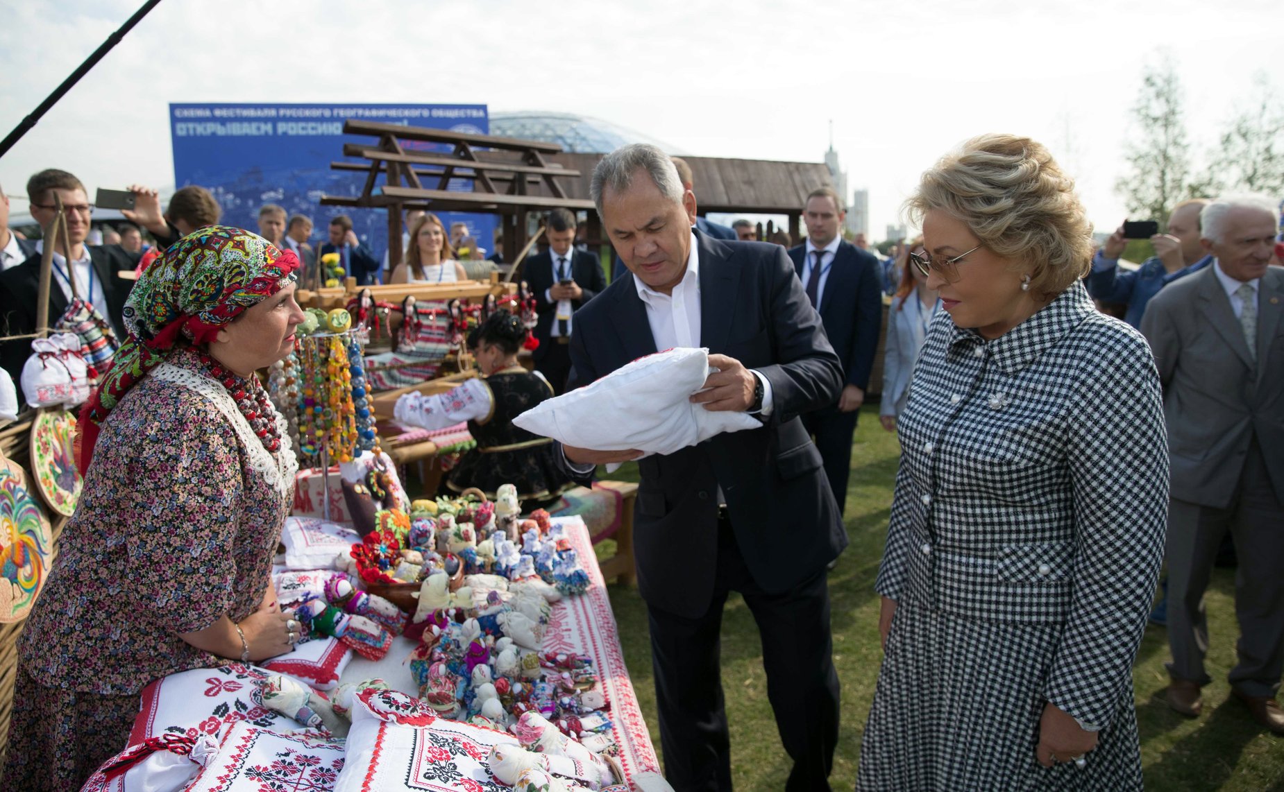 Валентина Матвиенко и Сергей Шойгу посетили тематические павильоны