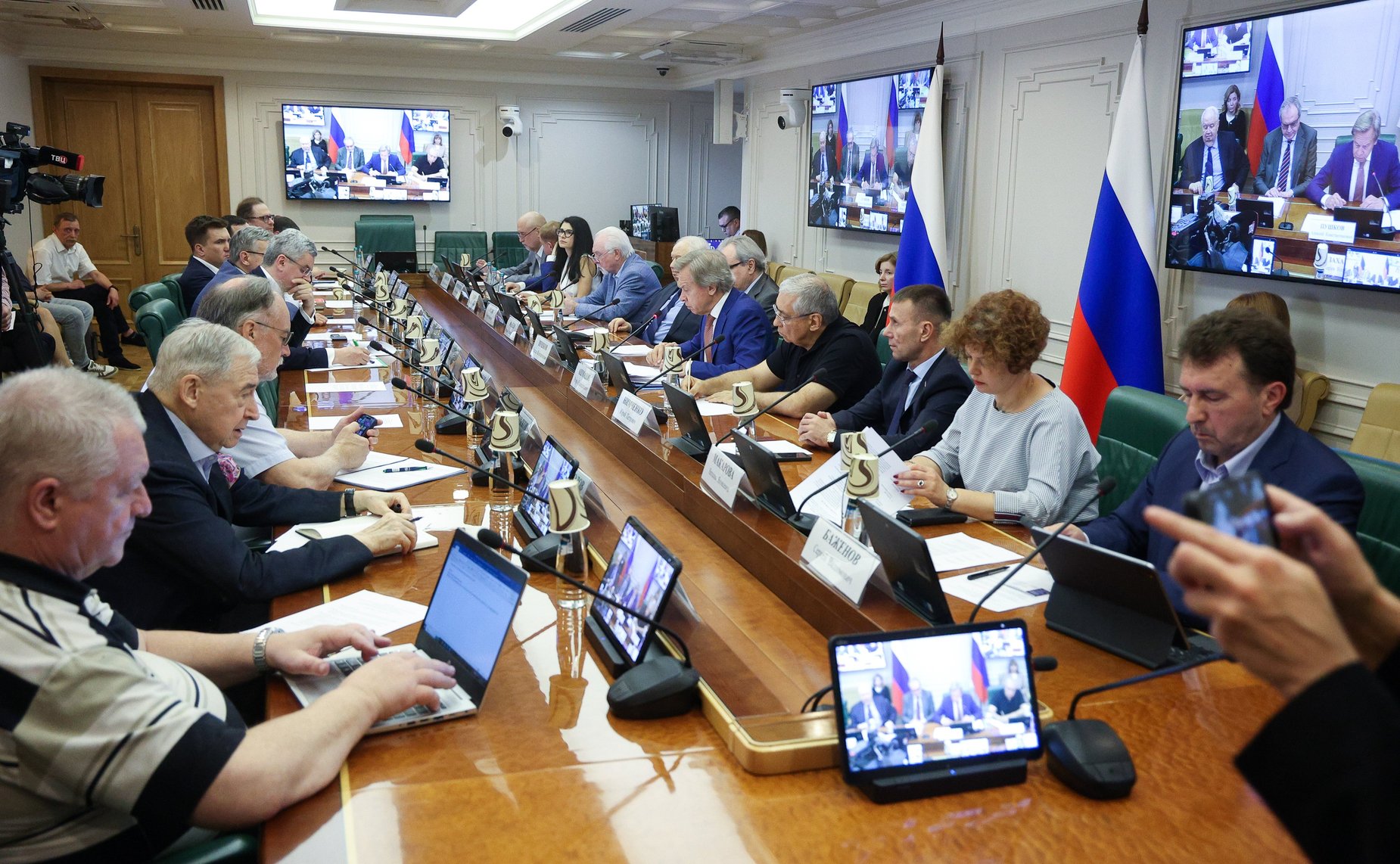 Заседание Комиссии Совета Федерации по информационной политике и взаимодействию со СМИ «Человек как автор информационной революции или как раб информационной революции? Поиск баланса»