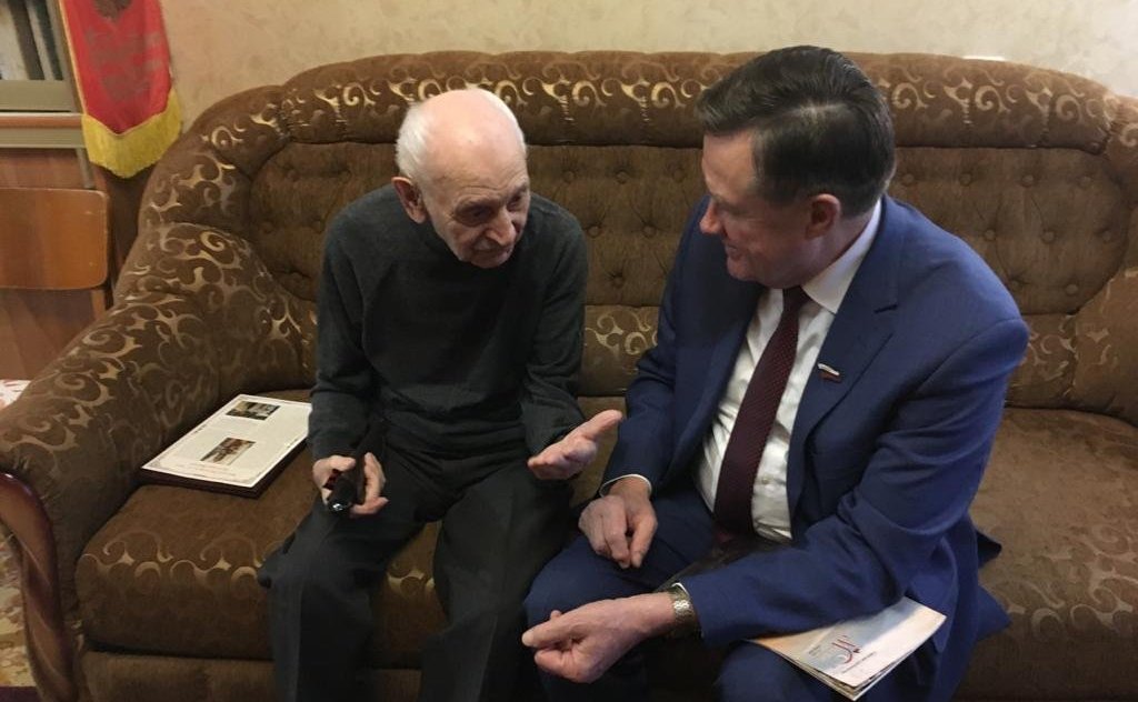 Сергей Рябухин в ходе рабочей поездки в регион поздравил ветерана Великой Отечественной Войны, Воздушно-десантных войск и строительства Геннадия Анциферова с 95-летием