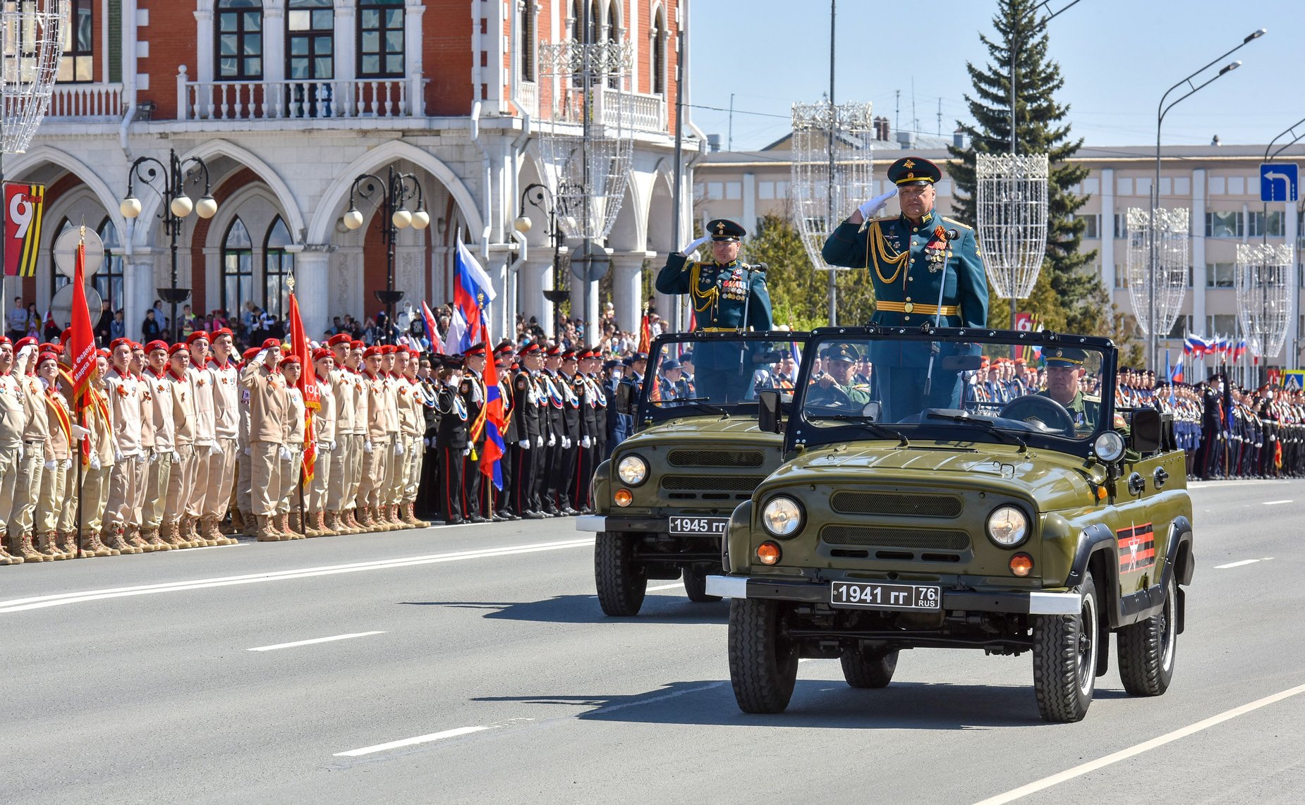 Военный парад в честь Дня Победы, с торжественным прохождением войск Йошкар-Олинского гарнизона и кадетов, проездом механизированной колонны техники ракетной дивизии