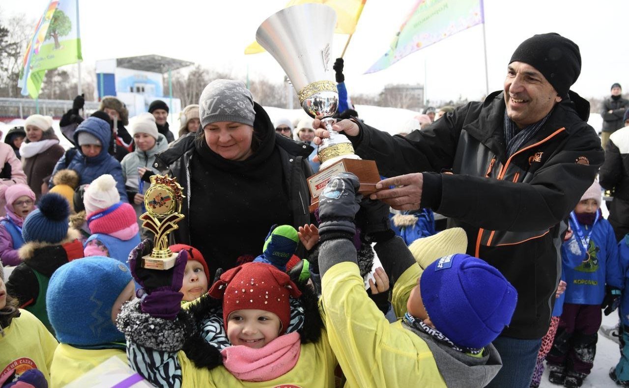Андрей Хапочкин наградил победителей Суперкубка семейной лиги по хоккею