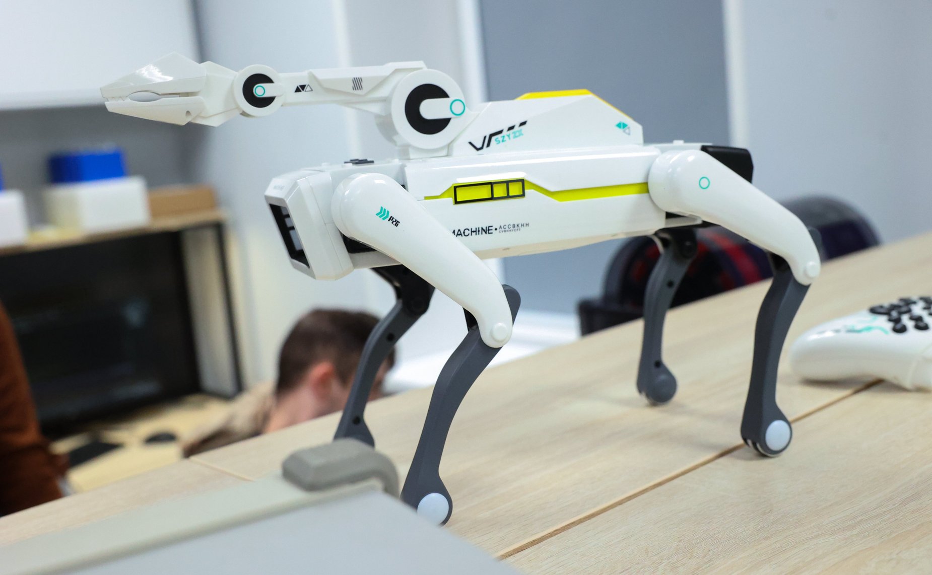 Владимир Якушев посетил лабораторию микроэлектроники и радиофизики в рамках рабочей поездки в Челябинскую область