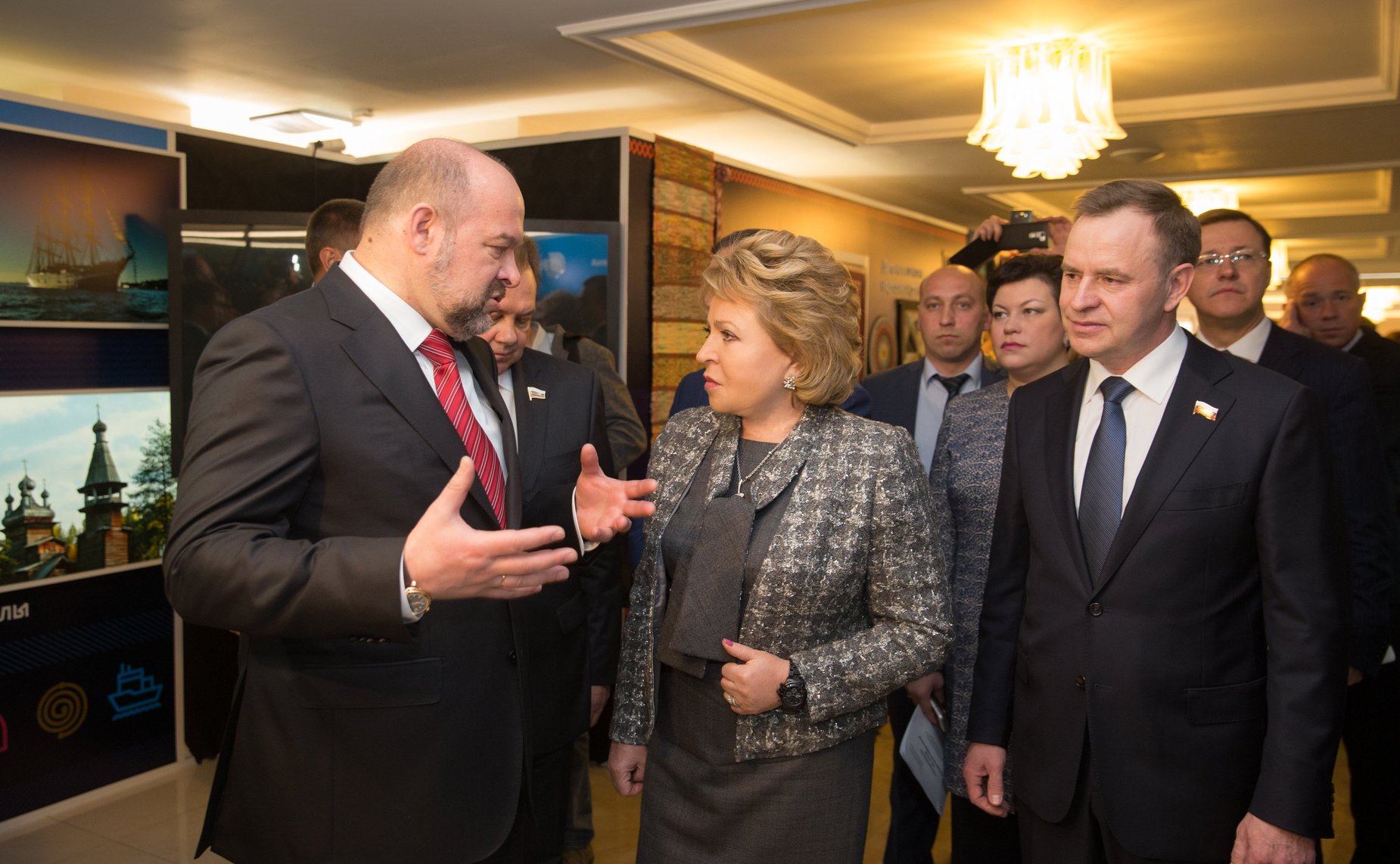 В. Матвиенко и И. Орлов на выставке Архангельской области в Совете Федерации