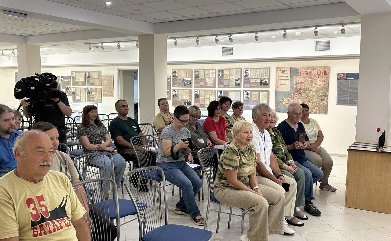 Екатерина Алтабаева вручила Почётную грамоту коллективу Музейного историко-мемориального комплекса «35-я береговая батарея»