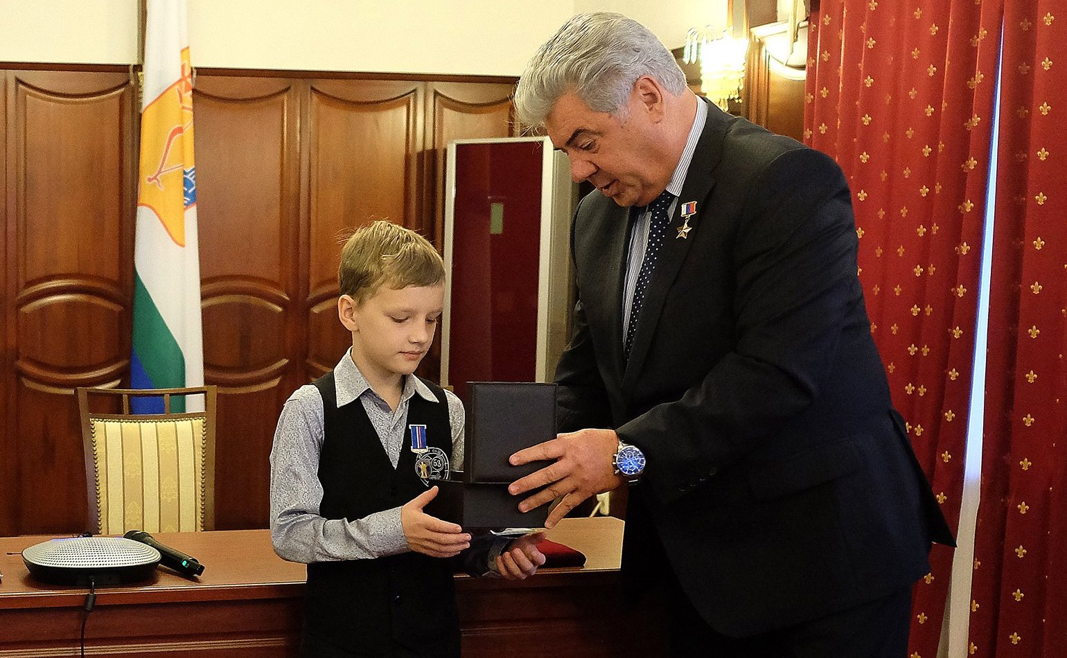 Виктор Бондарев в рамках Всероссийского гражданско-патриотического проекта «Дети-герои» наградил медалью «За проявленное мужество» кировского школьника