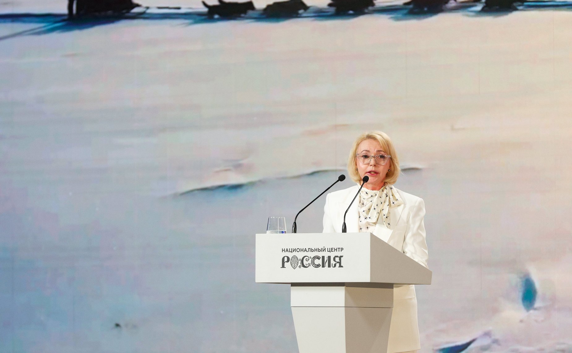 Пленарное заседание второго Форума женщин Севера