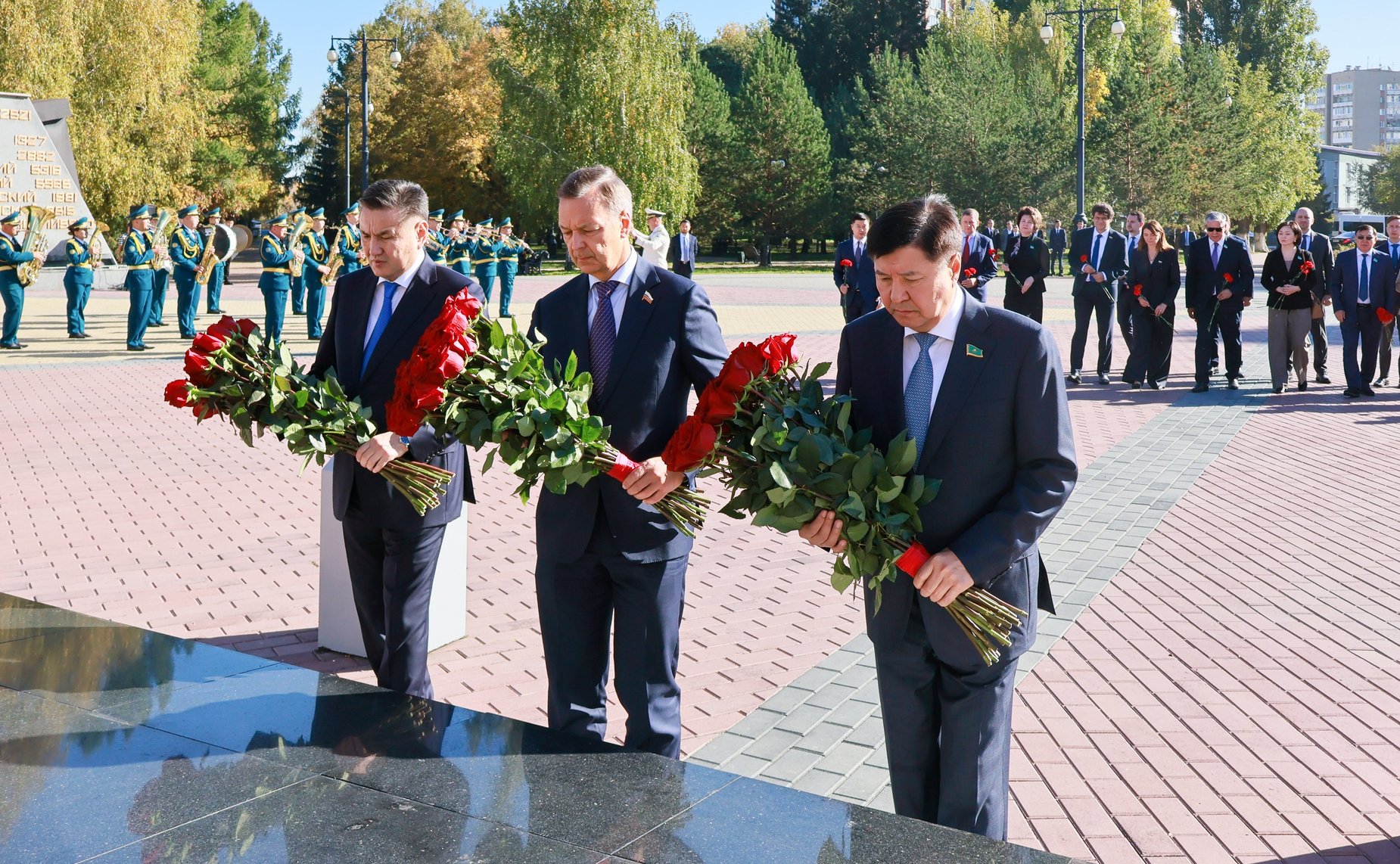 Делегация Совета Федерации приняла участие в возложении цветов к мемориальному комплексу погибших воинов и героев Великой Отечественной войны «Победа»