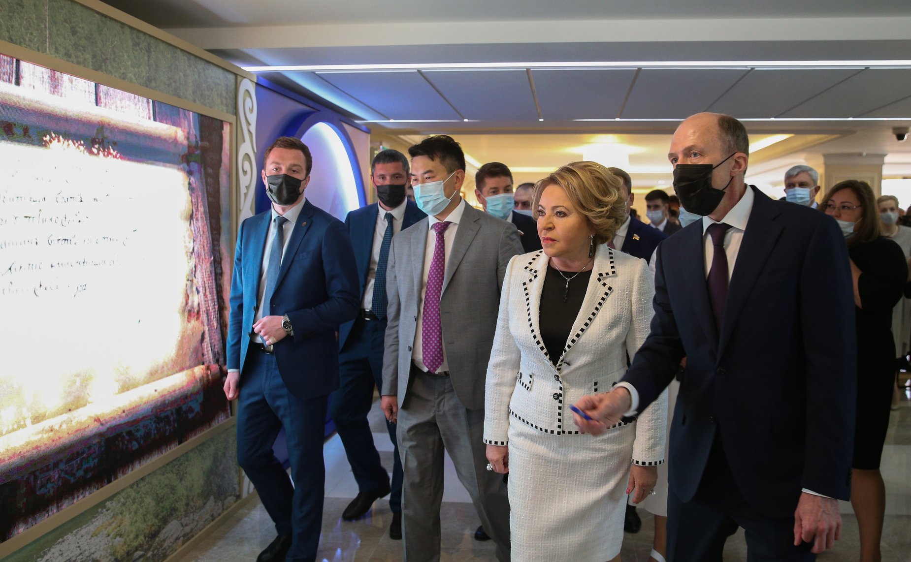 Валентина Матвиенко и глава Республики Алтай открыли в верхней палате парламента выставку, посвященную основным направлениям развития региона