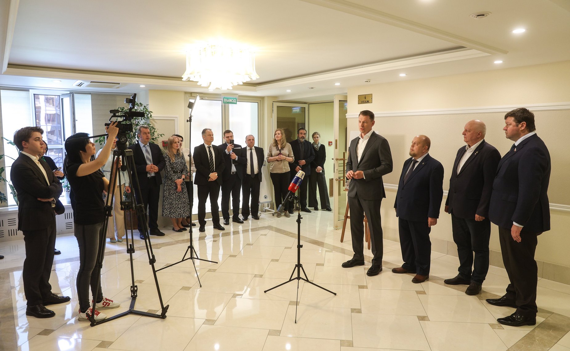 В Совете Федерации открылась выставка Союза художников Подмосковья