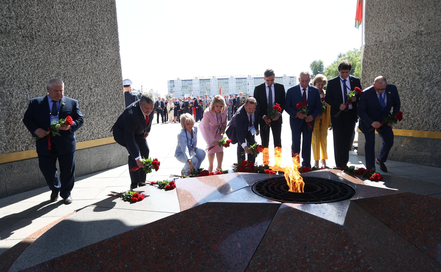 Торжественная церемония возложения цветов членами официальных делегаций Совета Республики и Совета Федерации к Вечному огню у монумента «Три штыка»