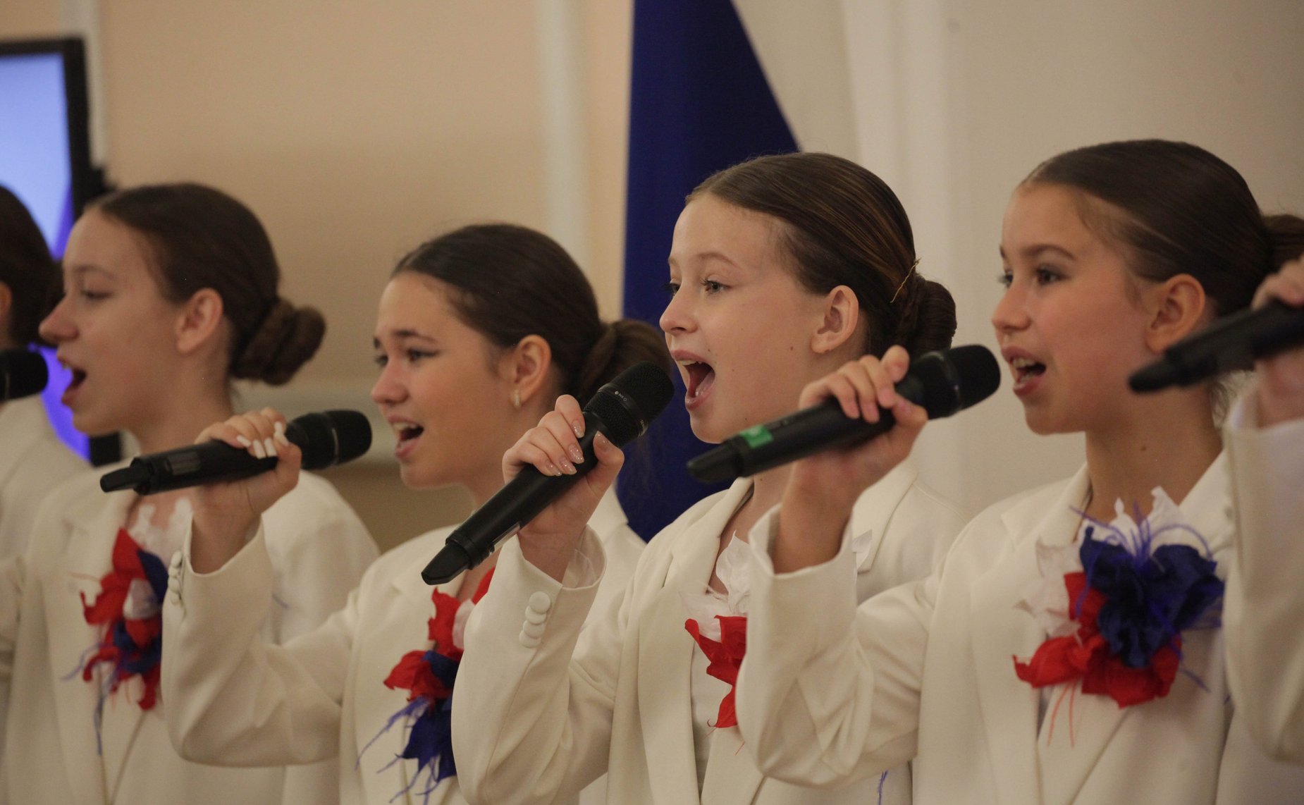 Маргарита Павлова в канун Дня народного единства вручила благодарности и призы школьникам — победителям VII Всероссийской творческой школы-конкурса «Портрет твоего края»