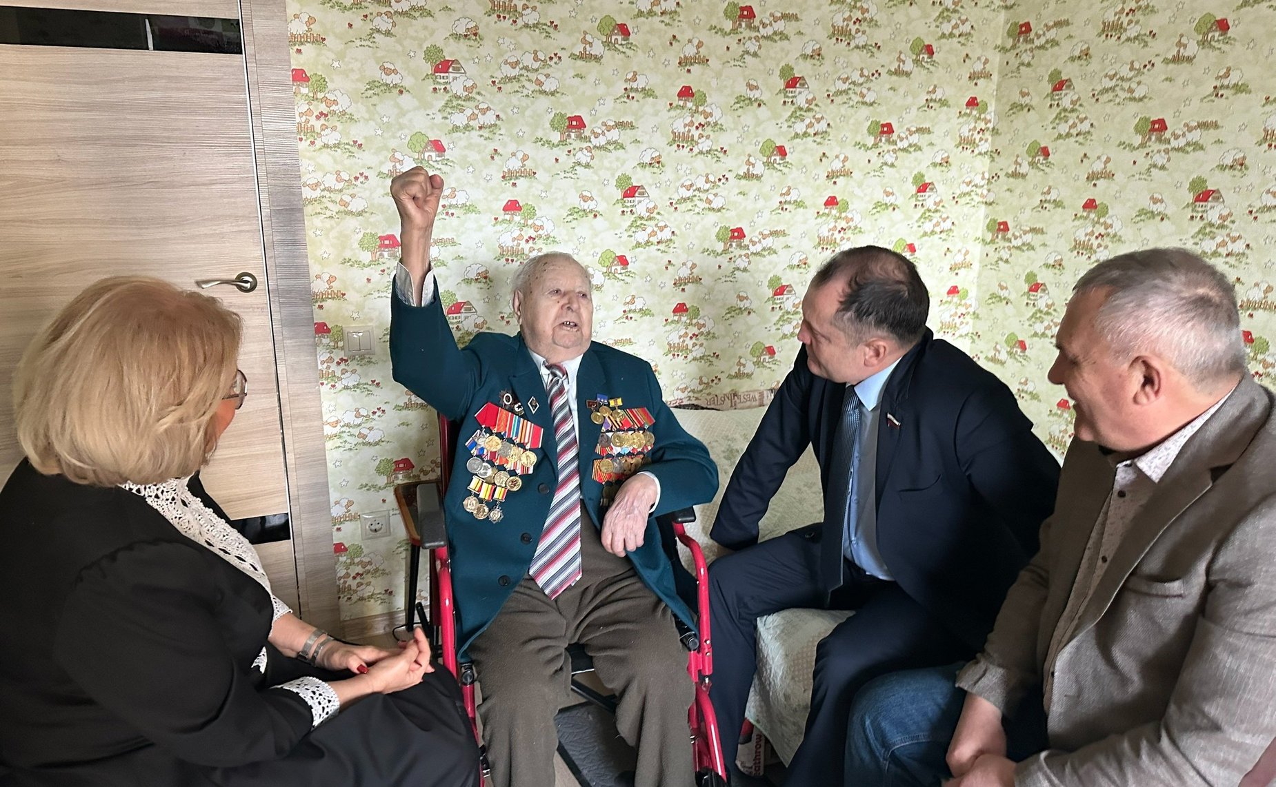 Игорь Мурог вручил юбилейную медаль «80 лет Победы в Великой Отечественной войне 1941–1945 годов», учрежденную в год 80-летия Великой Победы Указом Президента России Владимира Путина, ветеранам Великой Отечественной войны